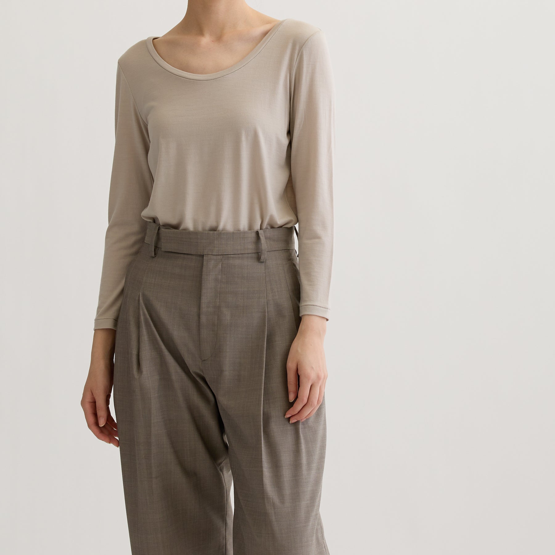 メリノウール100%天竺 2way長袖カットソー, オイスターの着用イメージ（前）