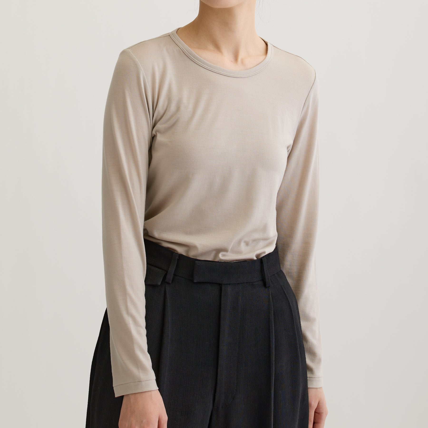 メリノウール100%天竺 クルーネック長袖カットソー, オイスターの着用イメージ（前）