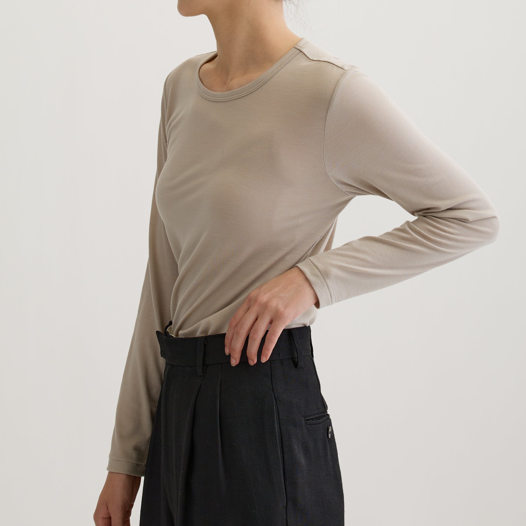 メリノウール100%天竺 クルーネック長袖カットソー, オイスターの着用イメージ（斜め前）