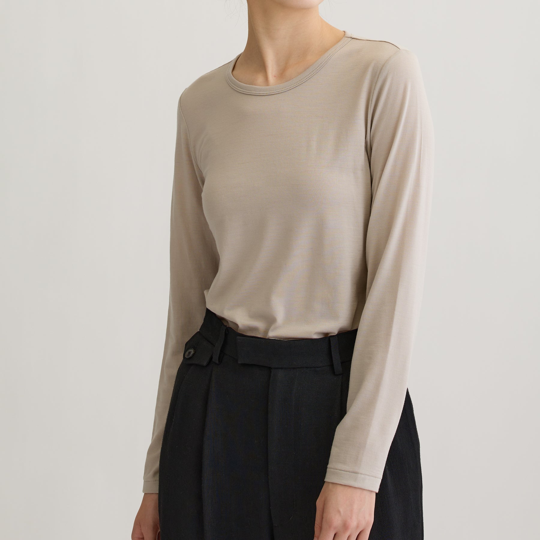 メリノウール100%天竺 クルーネック長袖カットソー, オイスターの着用イメージ（斜め前）