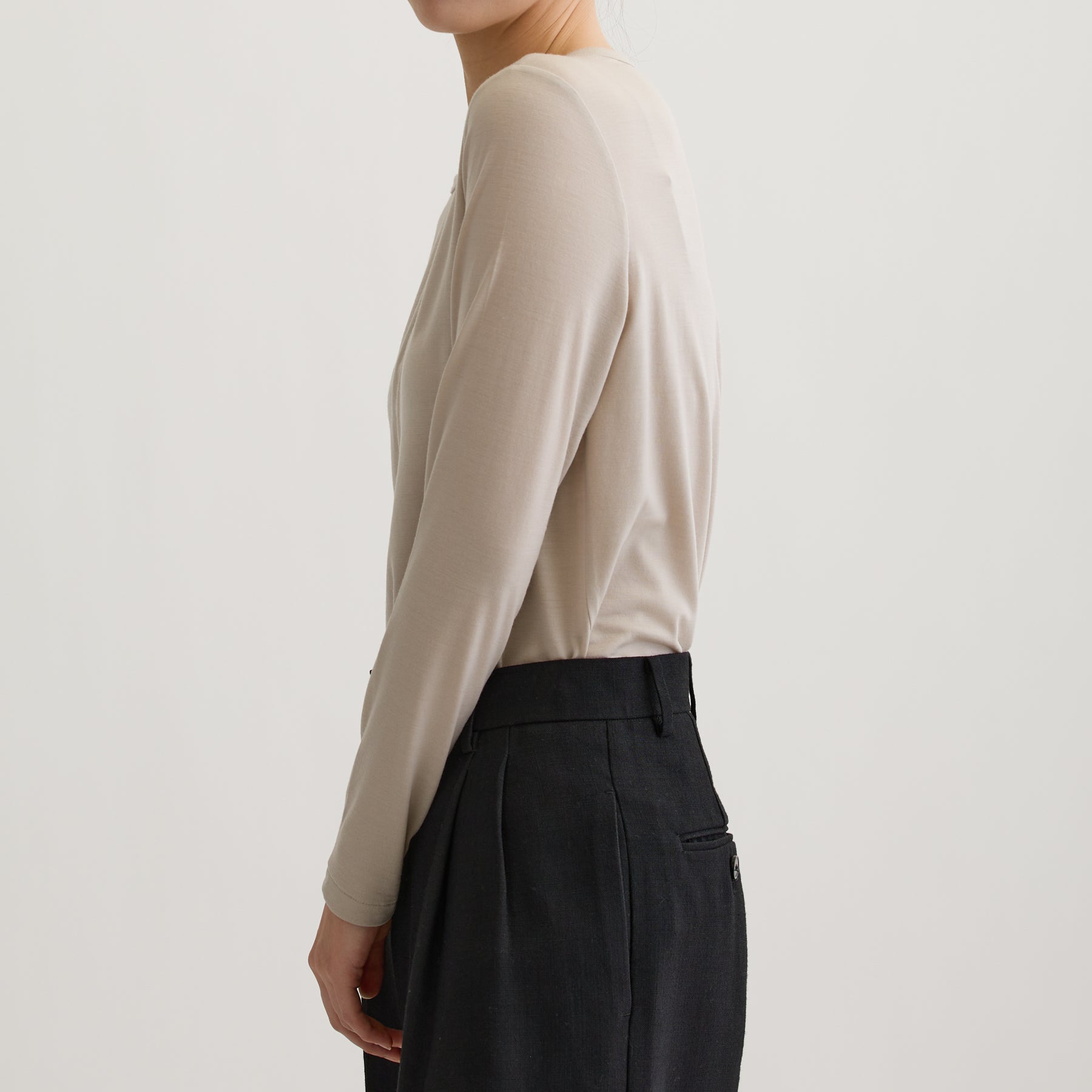 メリノウール100%天竺 クルーネック長袖カットソー, オイスターの着用イメージ（横）