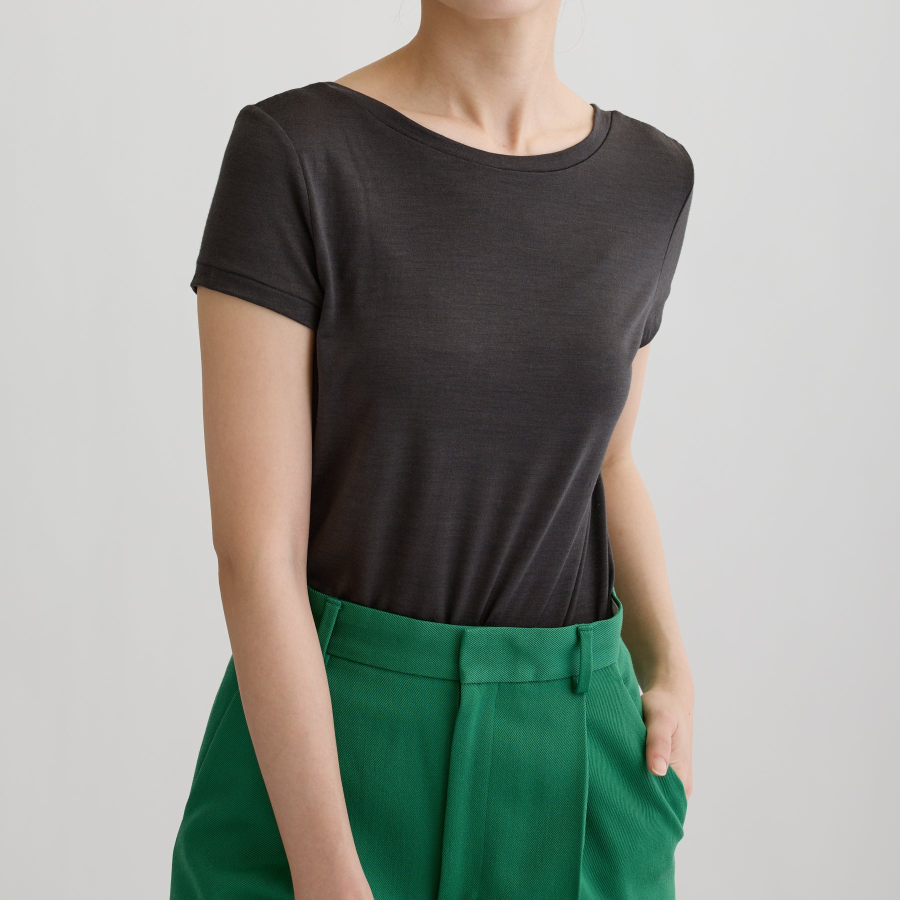メリノウール100%天竺 2way半袖カットソー, チャコールの着用イメージ（後ろ前で着用、前）