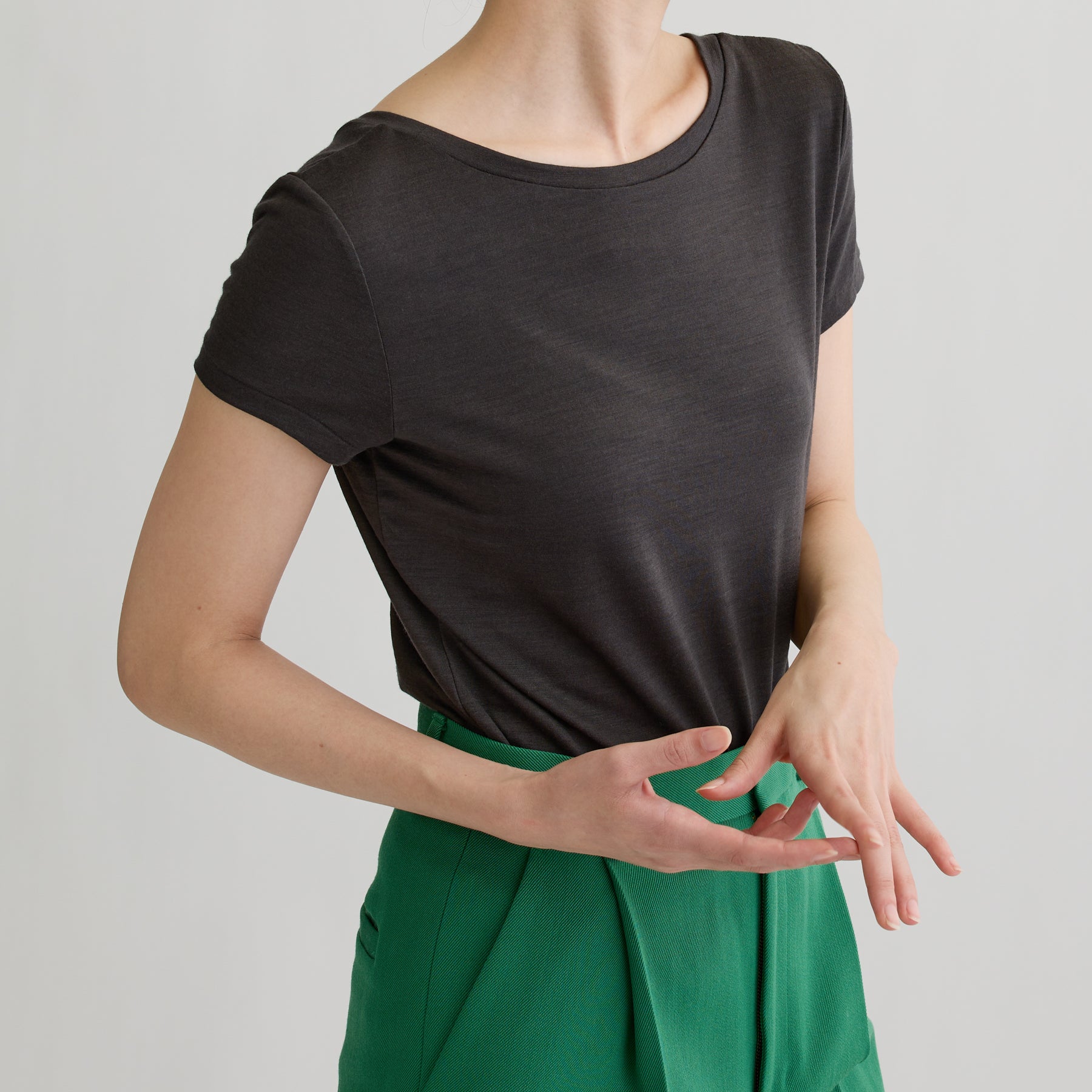 メリノウール100%天竺 2way半袖カットソー, チャコールの着用イメージ（後ろ前で着用、斜め前）