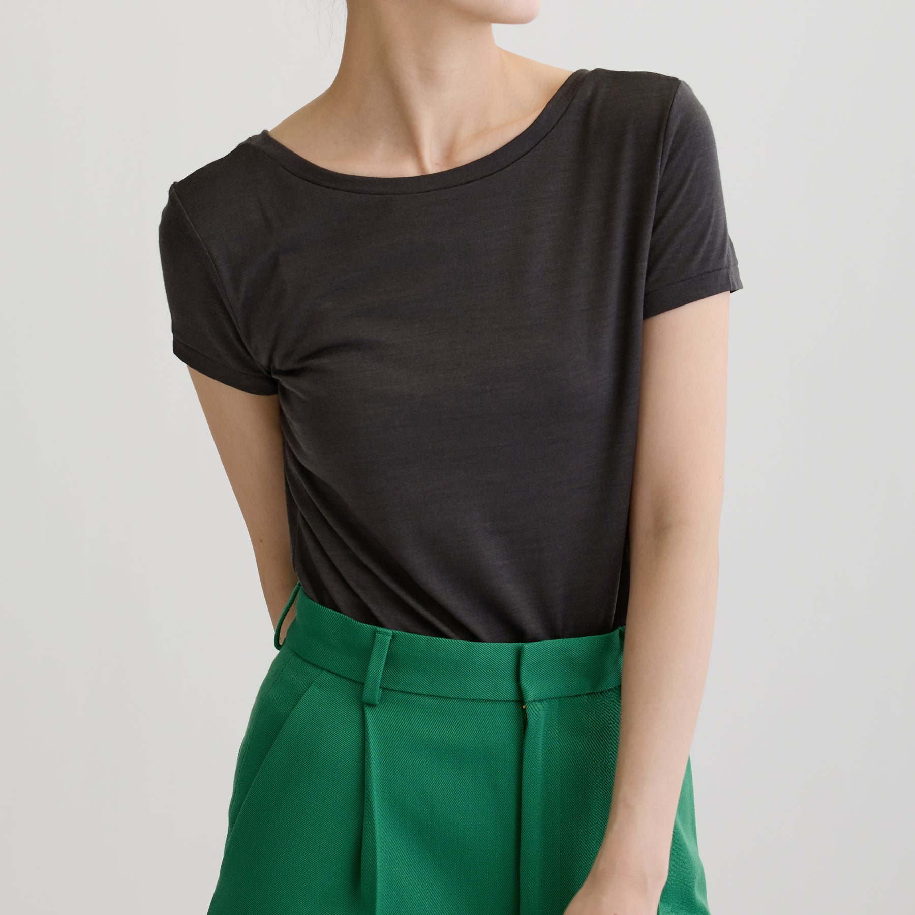 メリノウール100%天竺 2way半袖カットソー, チャコールの着用イメージ（後ろ前で着用、前）