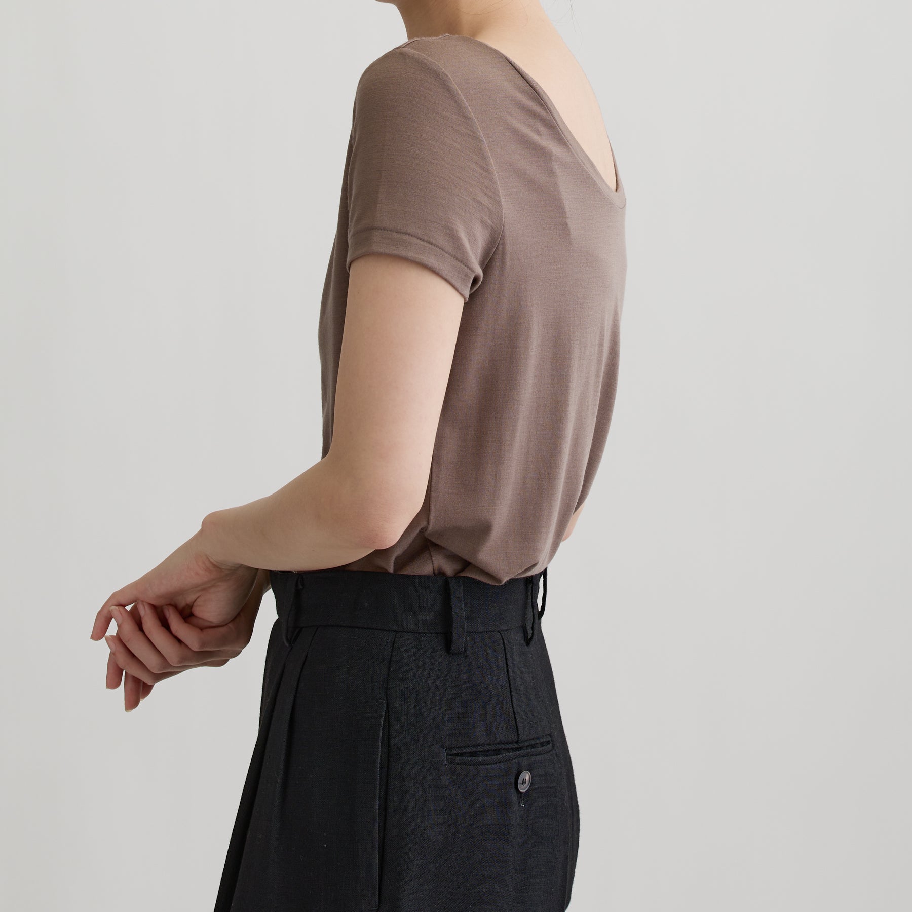 メリノウール100%天竺 2way半袖カットソー, スモーキーココアの着用イメージ（後ろ前で着用、横）