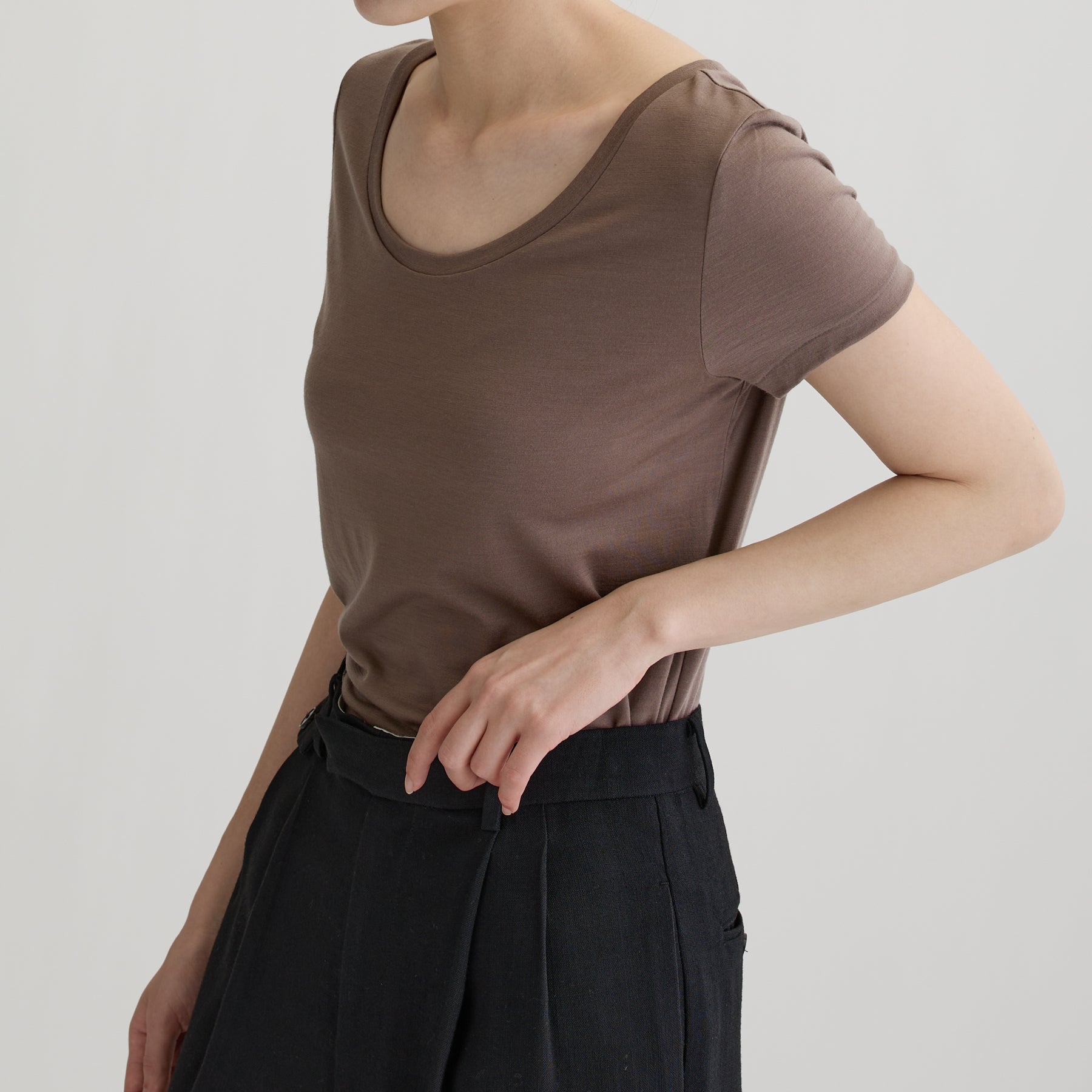 メリノウール100%天竺 2way半袖カットソー, スモーキーココアの着用イメージ（斜め前）