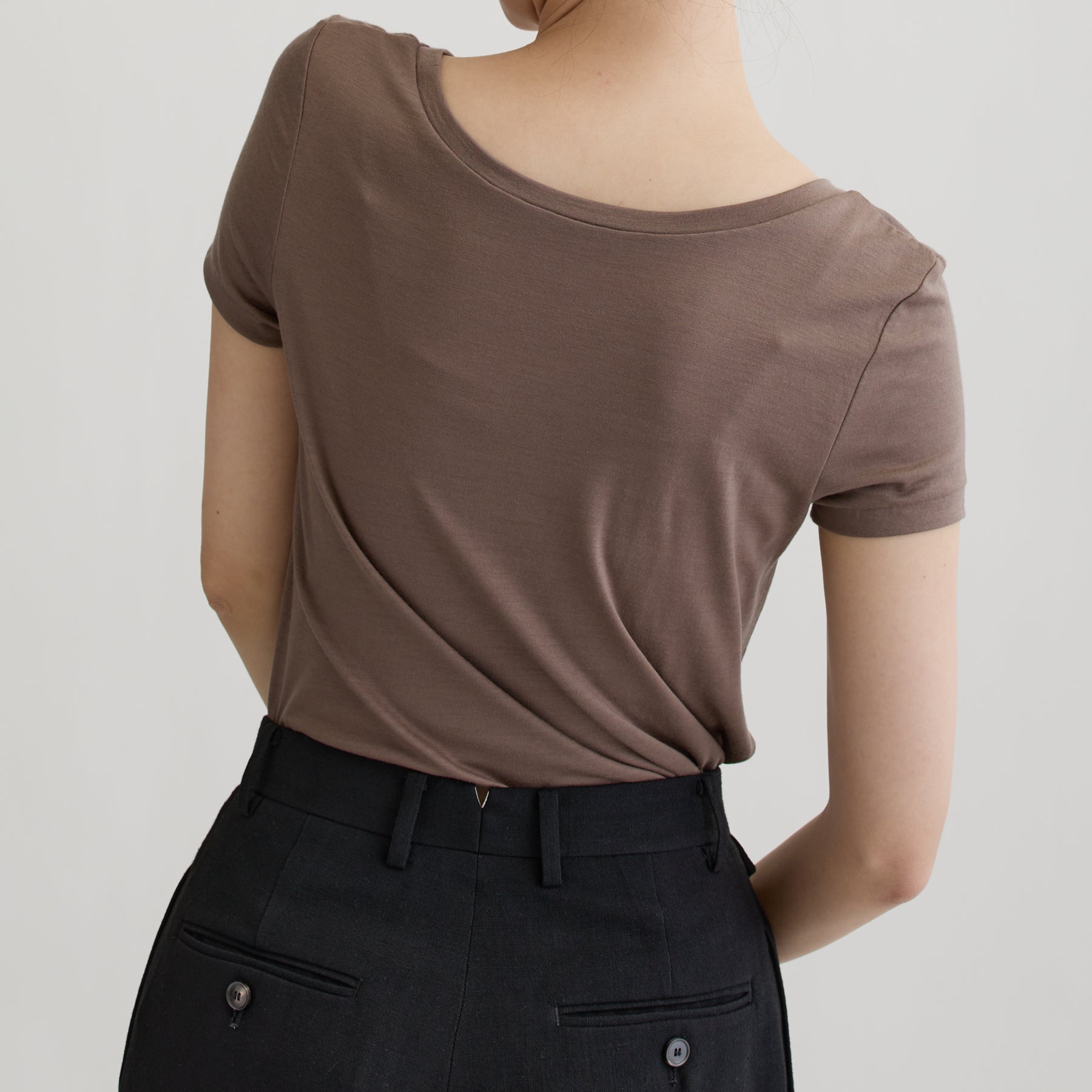 メリノウール100%天竺 2way半袖カットソー, スモーキーココアの着用イメージ（後）