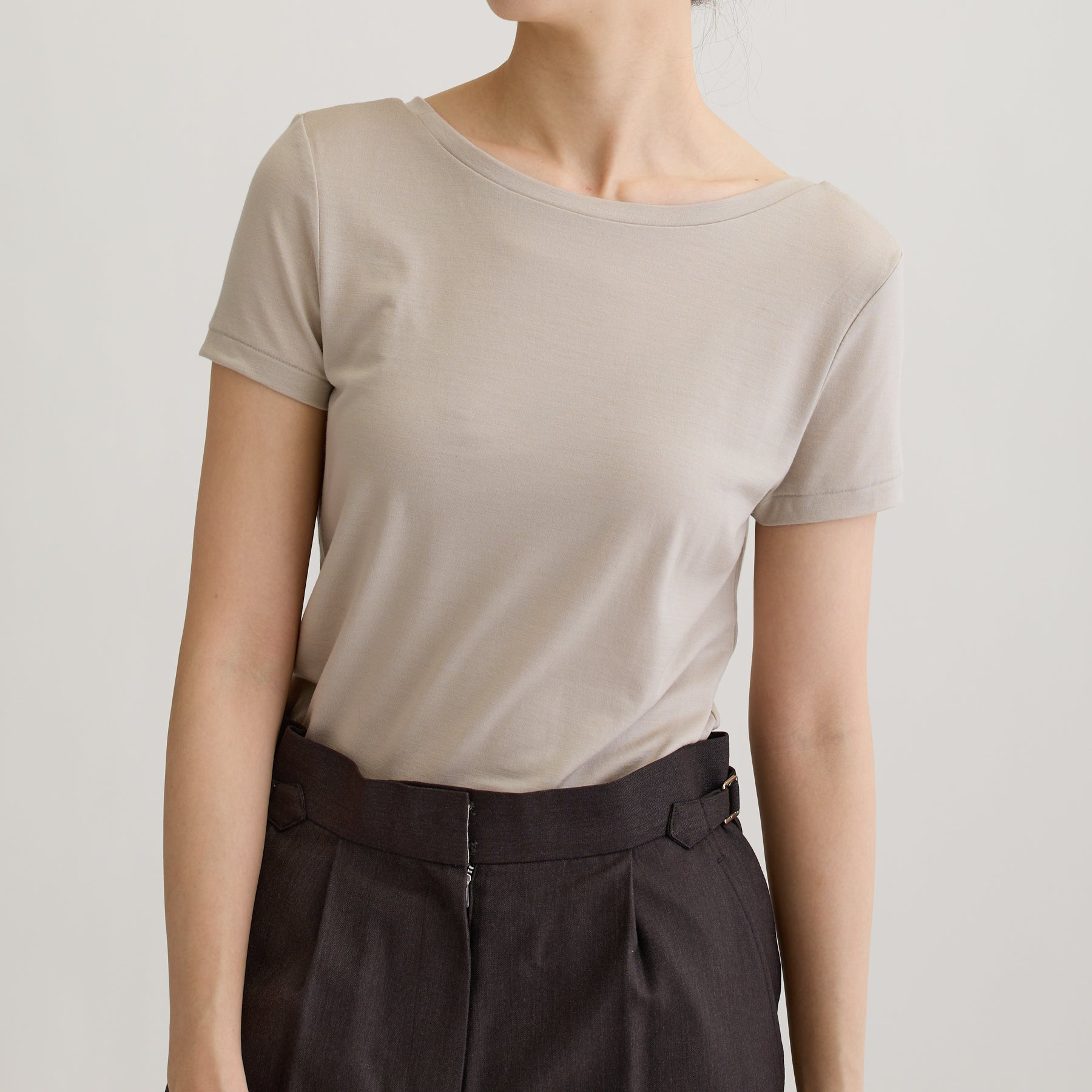 メリノウール100%天竺 2way半袖カットソー, オイスターの着用イメージ（後ろ前で着用、前）