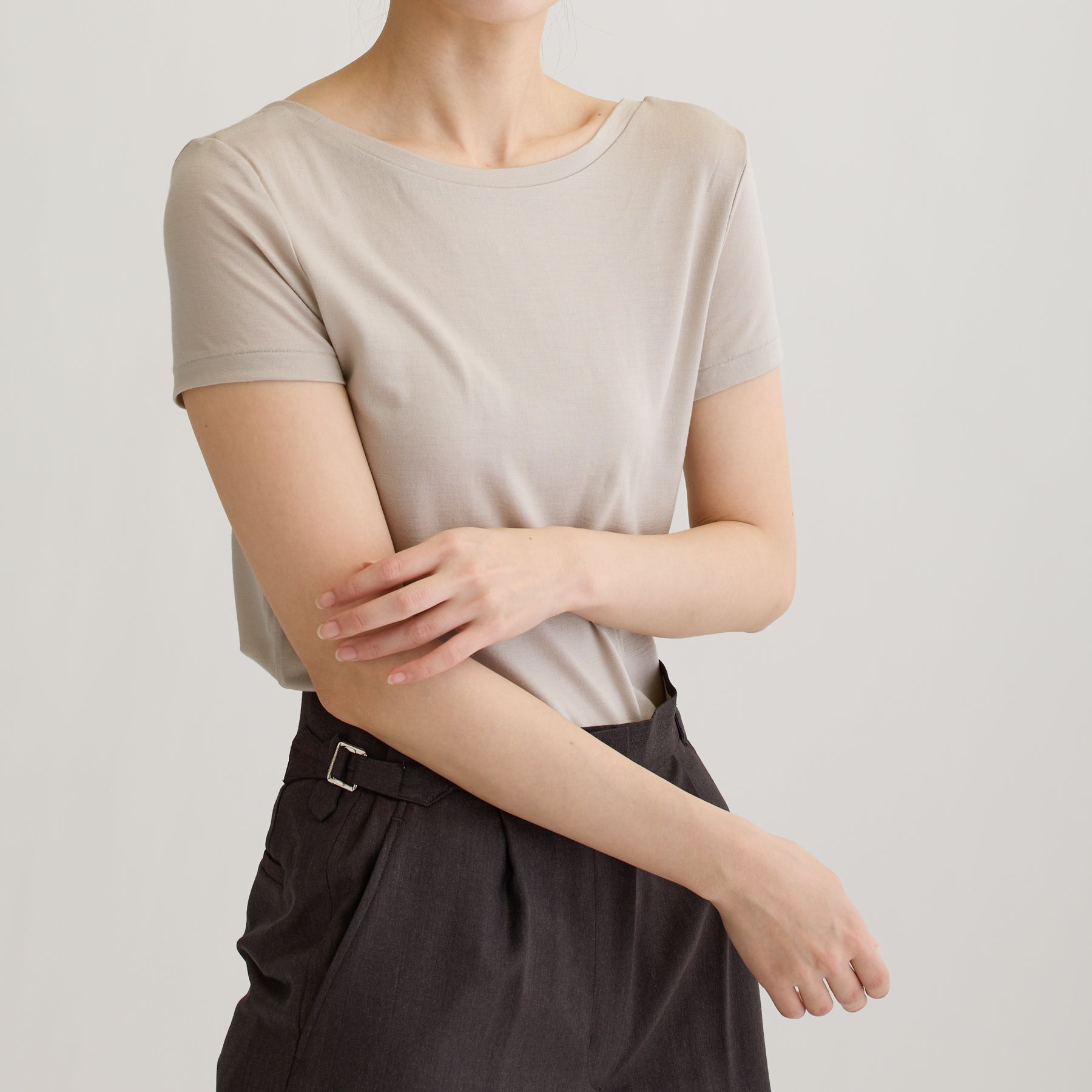 メリノウール100%天竺 2way半袖カットソー, オイスターの着用イメージ（後ろ前で着用、前）