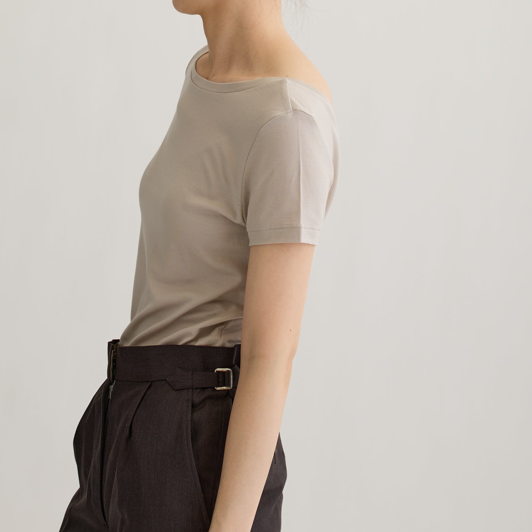 メリノウール100%天竺 2way半袖カットソー, オイスターの着用イメージ（後ろ前で着用、横）