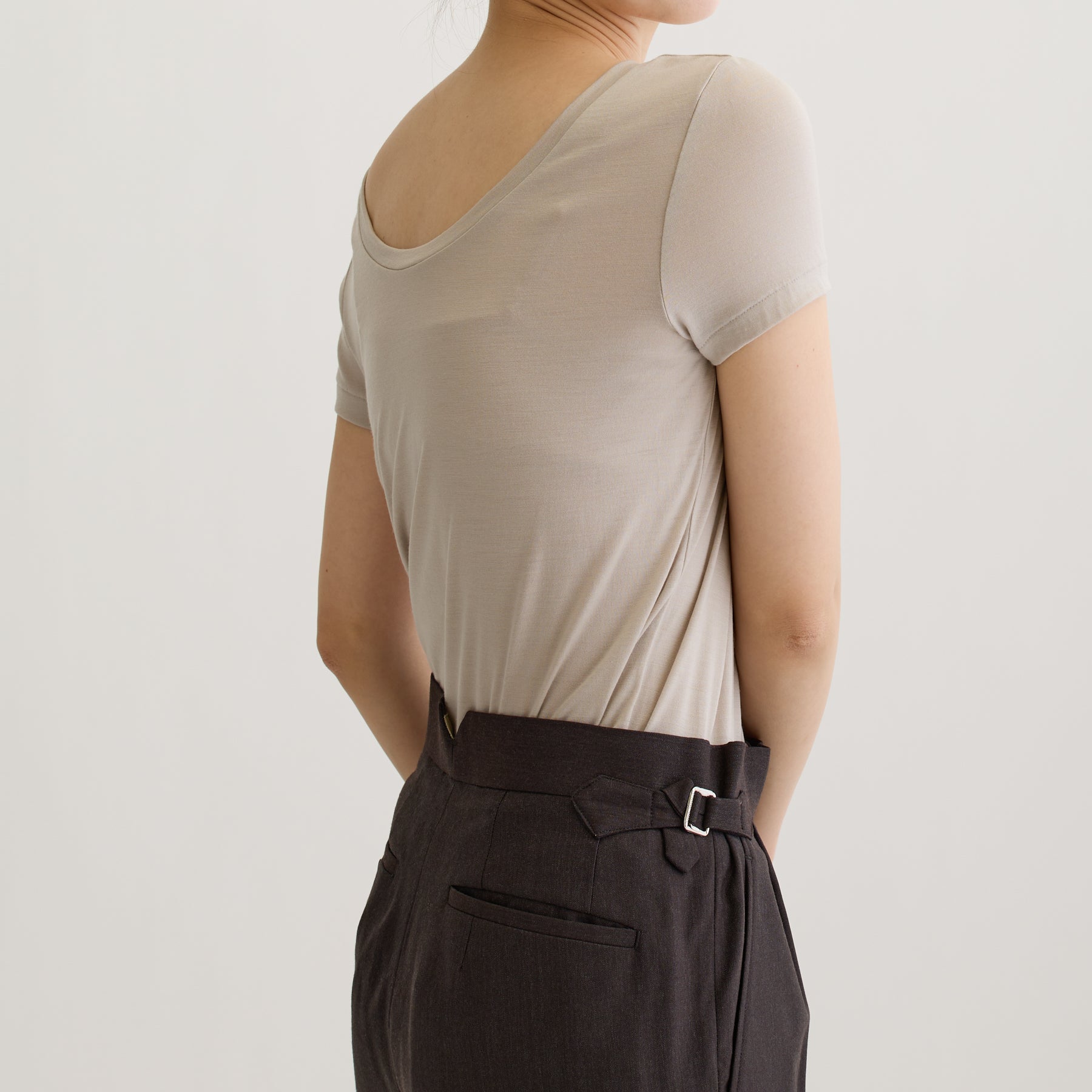 メリノウール100%天竺 2way半袖カットソー, オイスターの着用イメージ（後ろ前で着用、斜め後）