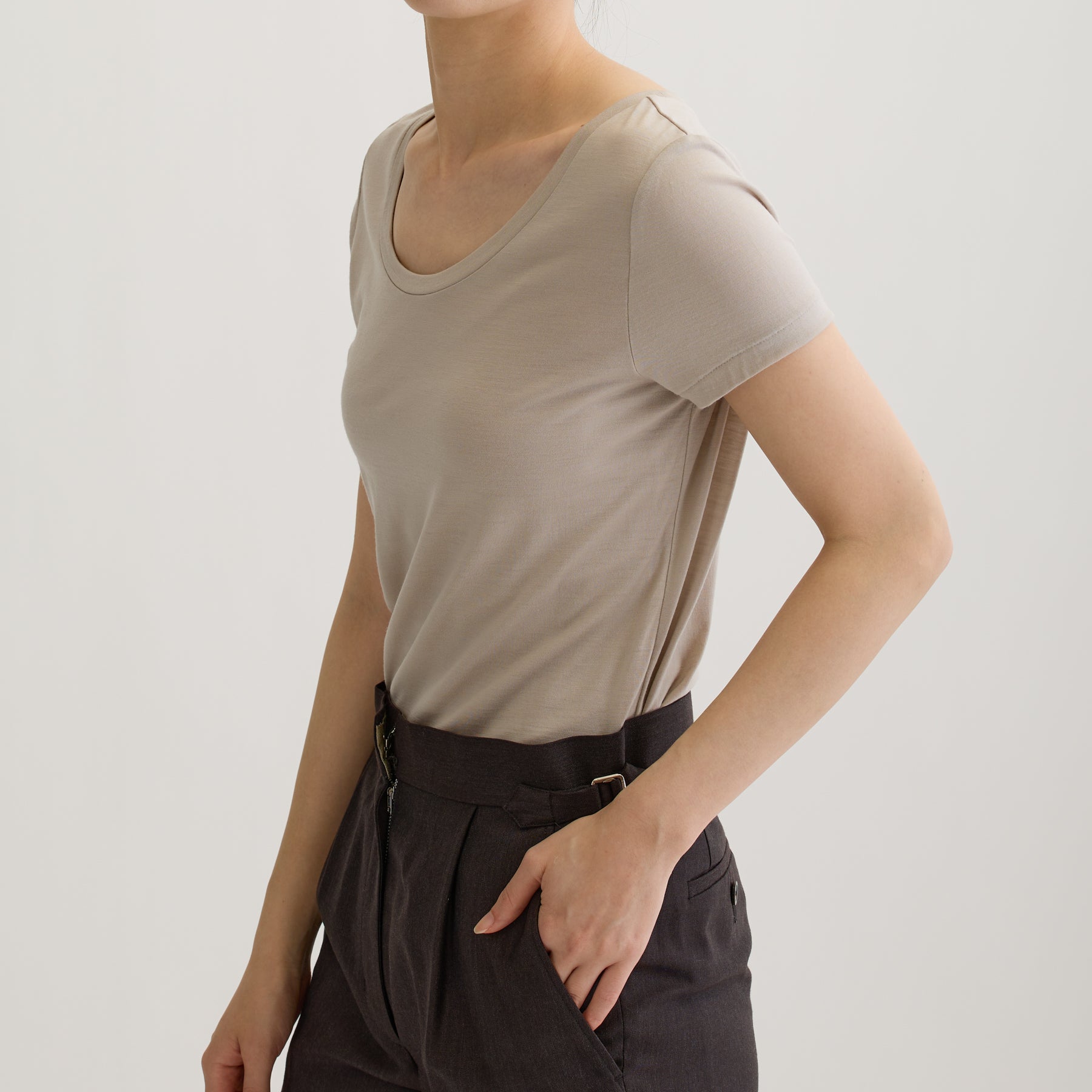 メリノウール100%天竺 2way半袖カットソー, オイスターの着用イメージ（斜め前）