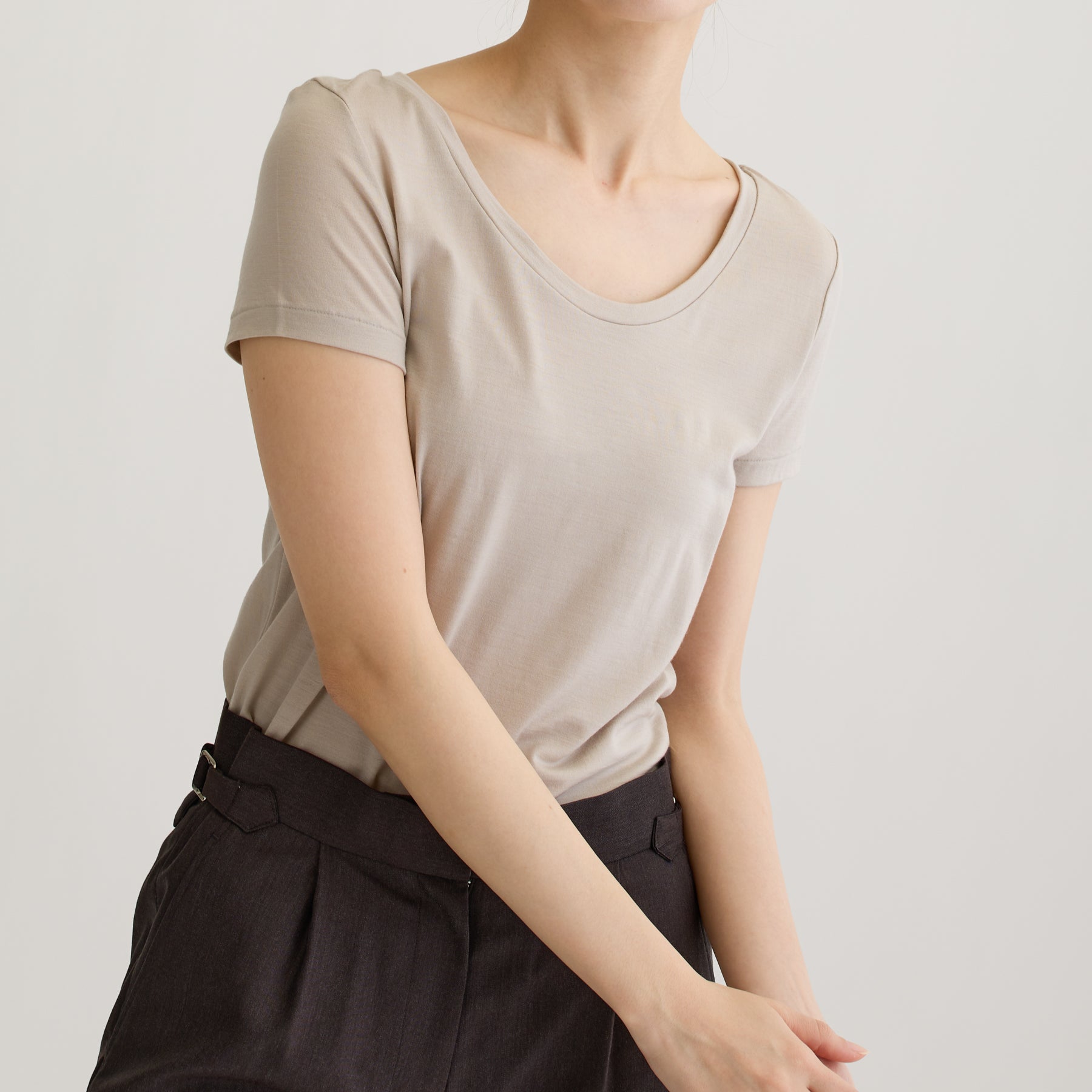 メリノウール100%天竺 2way半袖カットソー, オイスターの着用イメージ（斜め前）