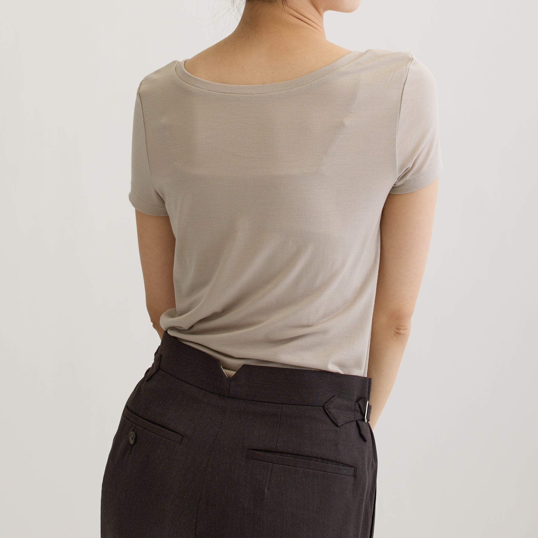 メリノウール100%天竺 2way半袖カットソー, オイスターの着用イメージ（後）