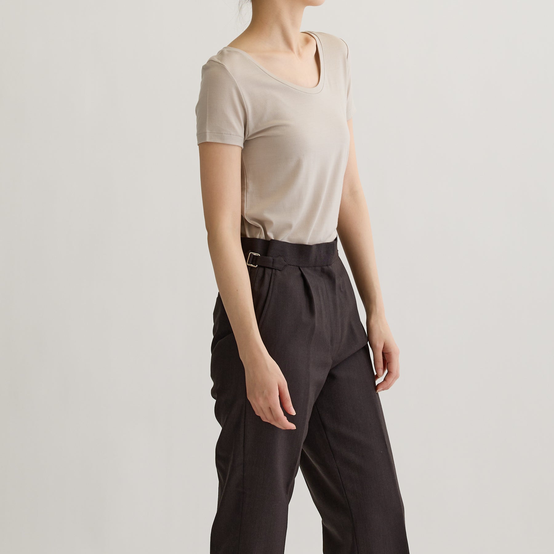 メリノウール100%天竺 2way半袖カットソー, オイスターの着用イメージ（斜め前）