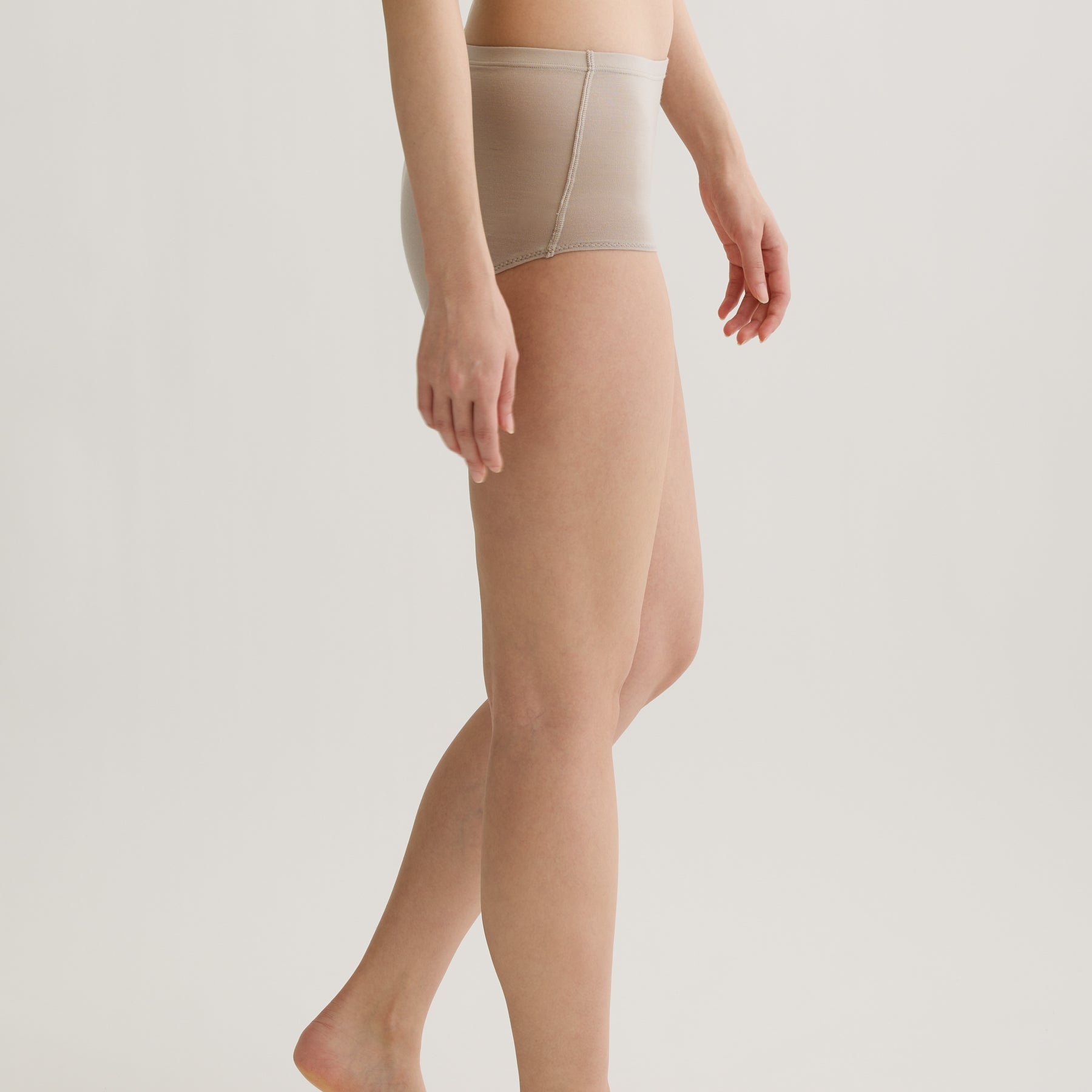 メリノウール100%天竺 ショーツ, オイスターの着用イメージ（横）