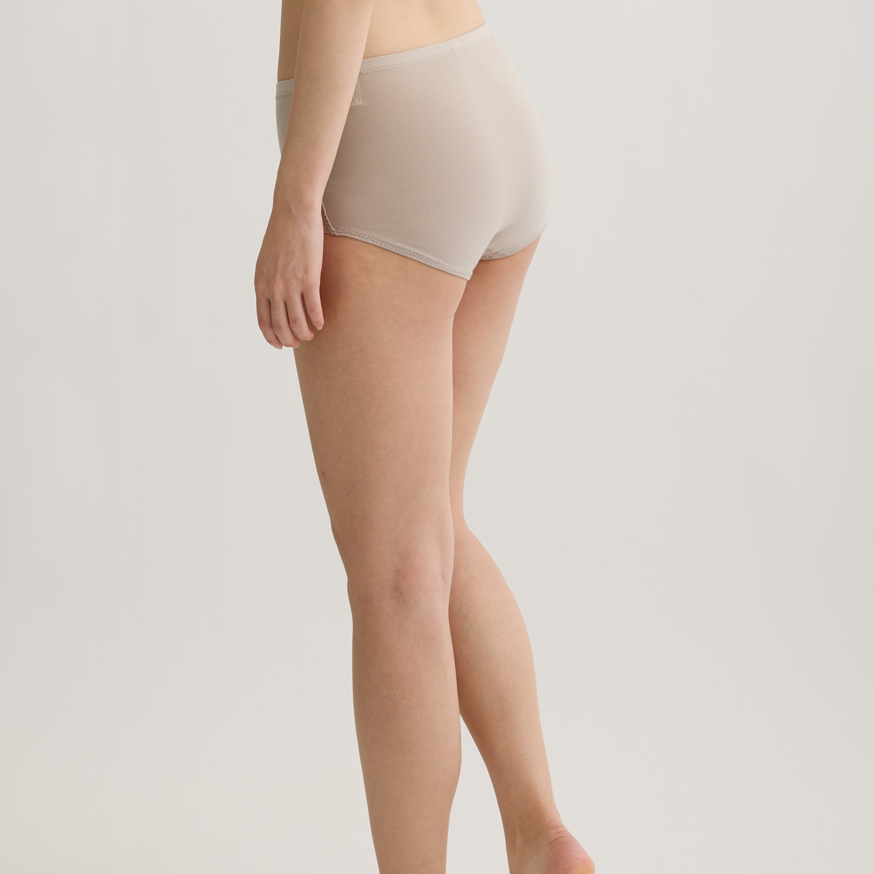 メリノウール100%天竺 ショーツ, オイスターの着用イメージ（斜め後）