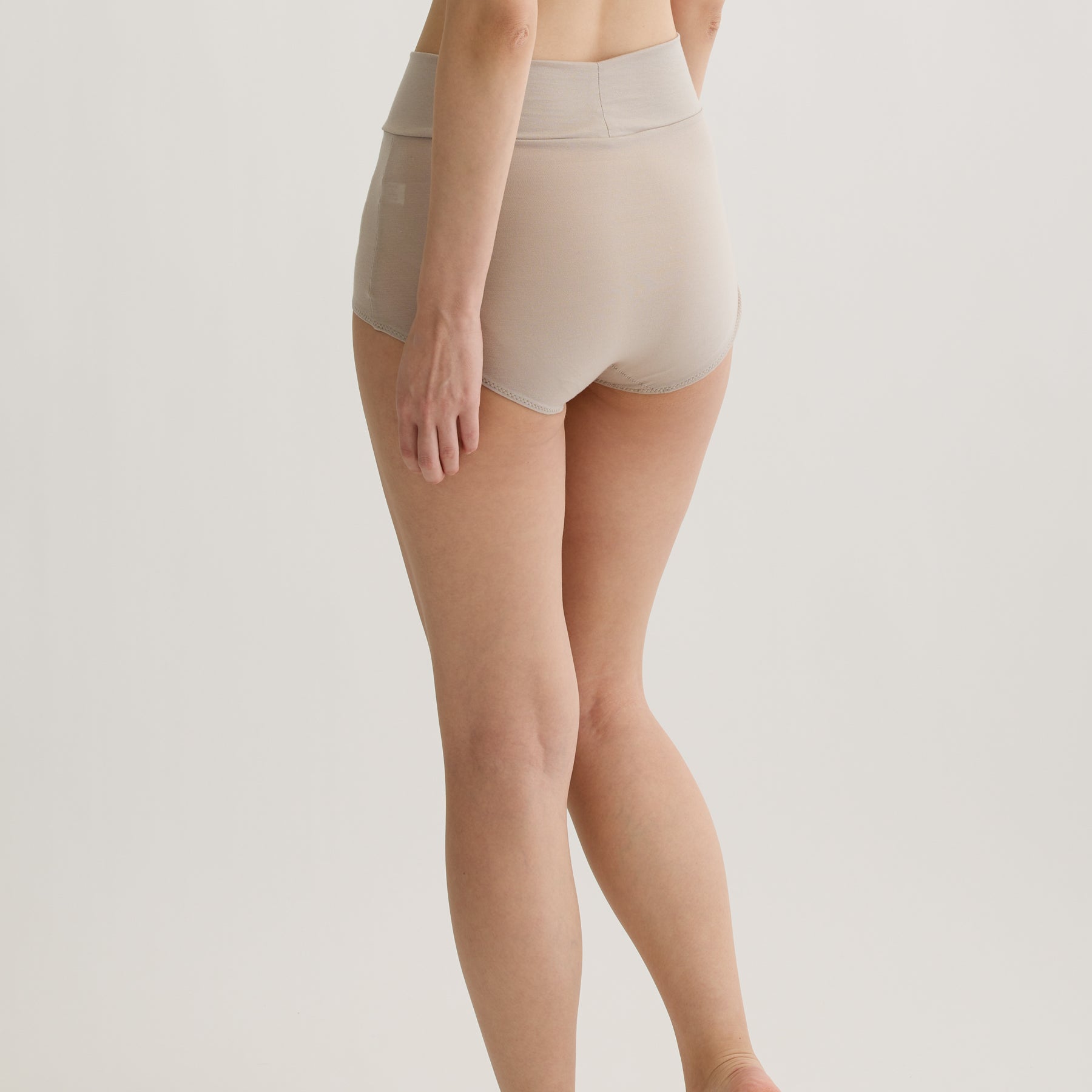 メリノウール100%天竺 ハイウエストショーツ, オイスターの着用イメージ（斜め後）
