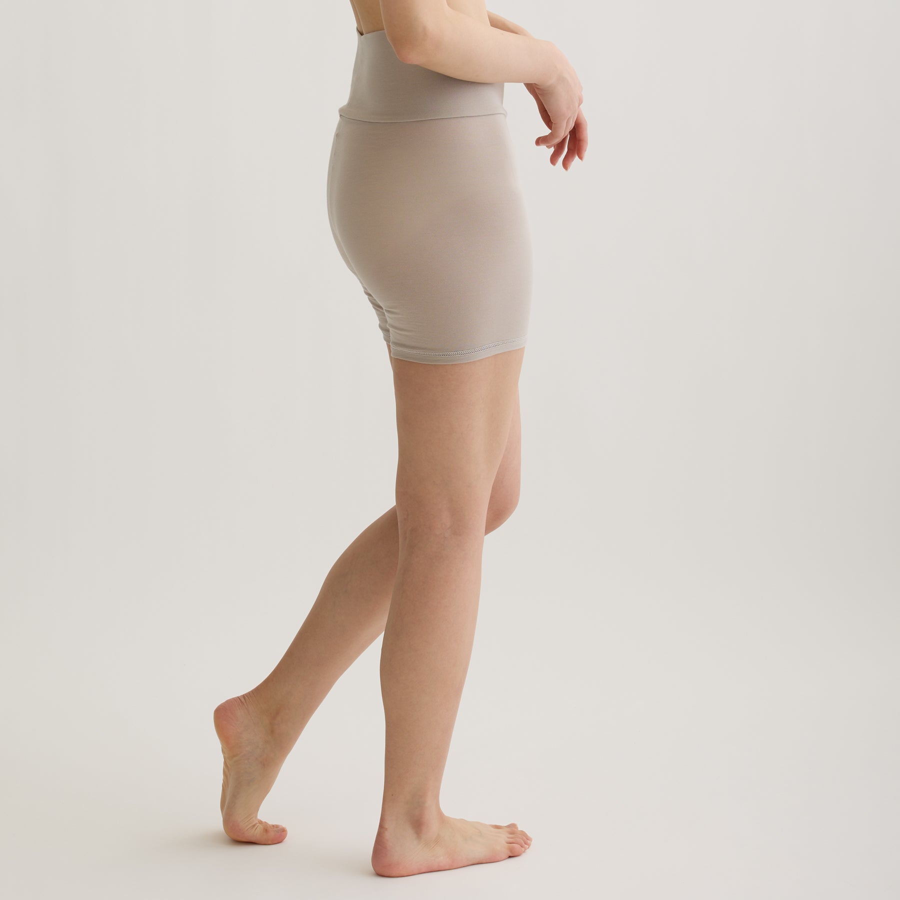 メリノウール100%天竺 2分丈インナーボトム, オイスターの着用イメージ（横）