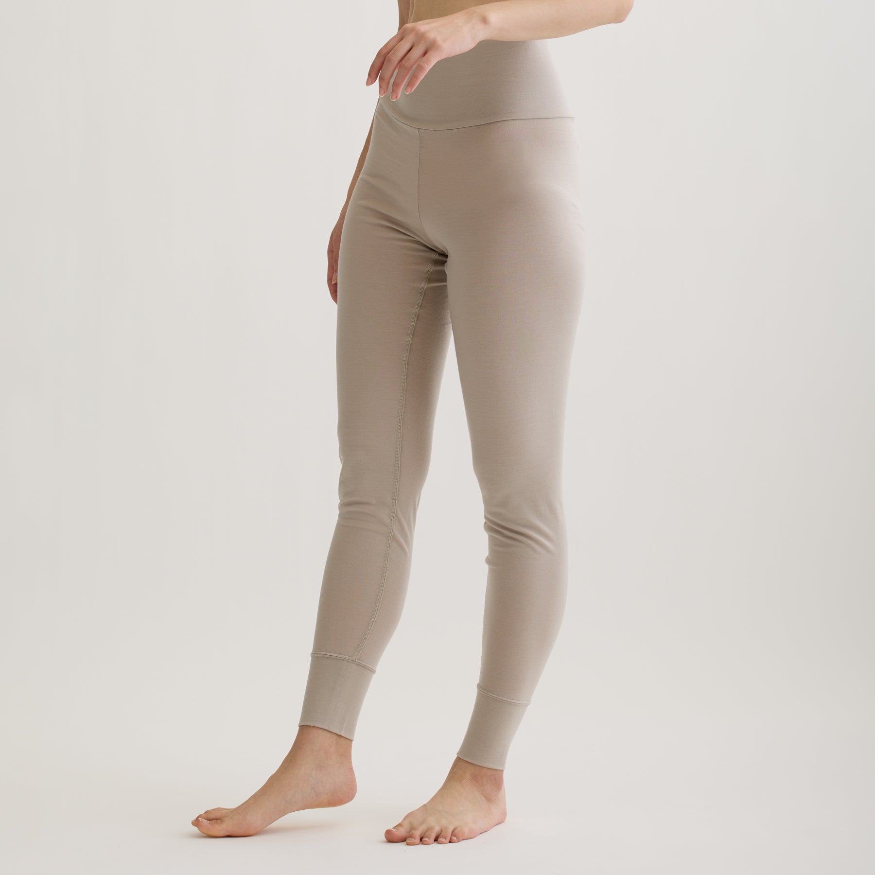メリノウール100%天竺 レギンス, オイスターの着用イメージ（斜め前）
