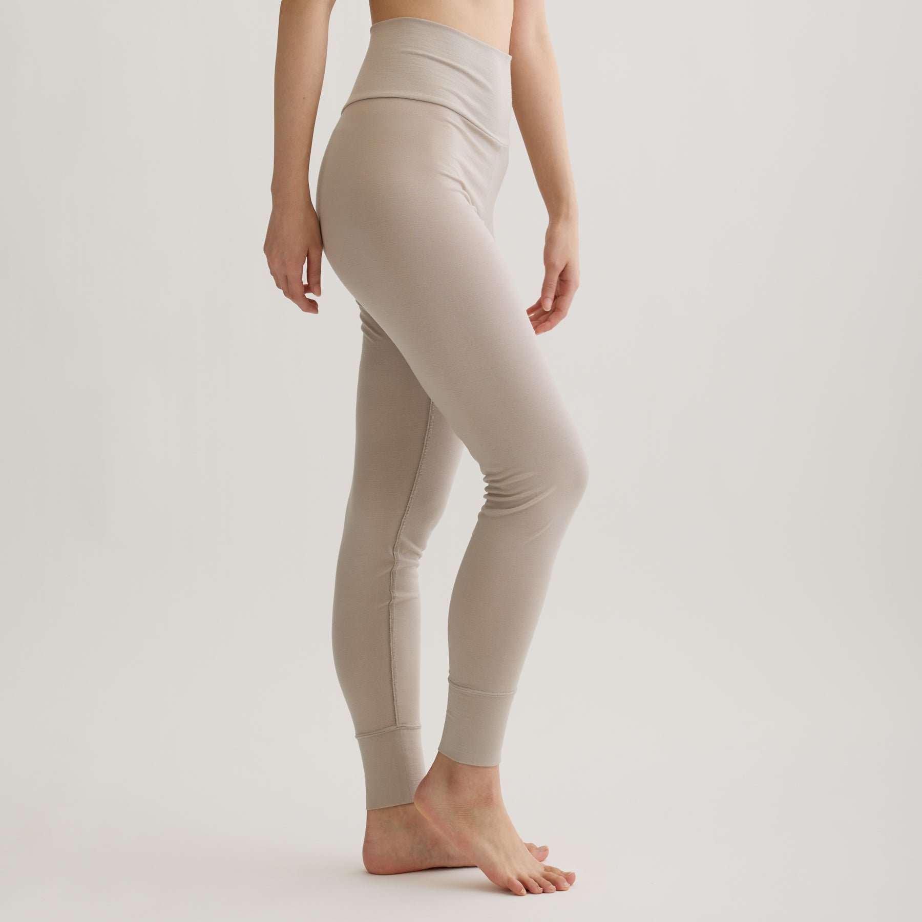 メリノウール100%天竺 レギンス, オイスターの着用イメージ（横）