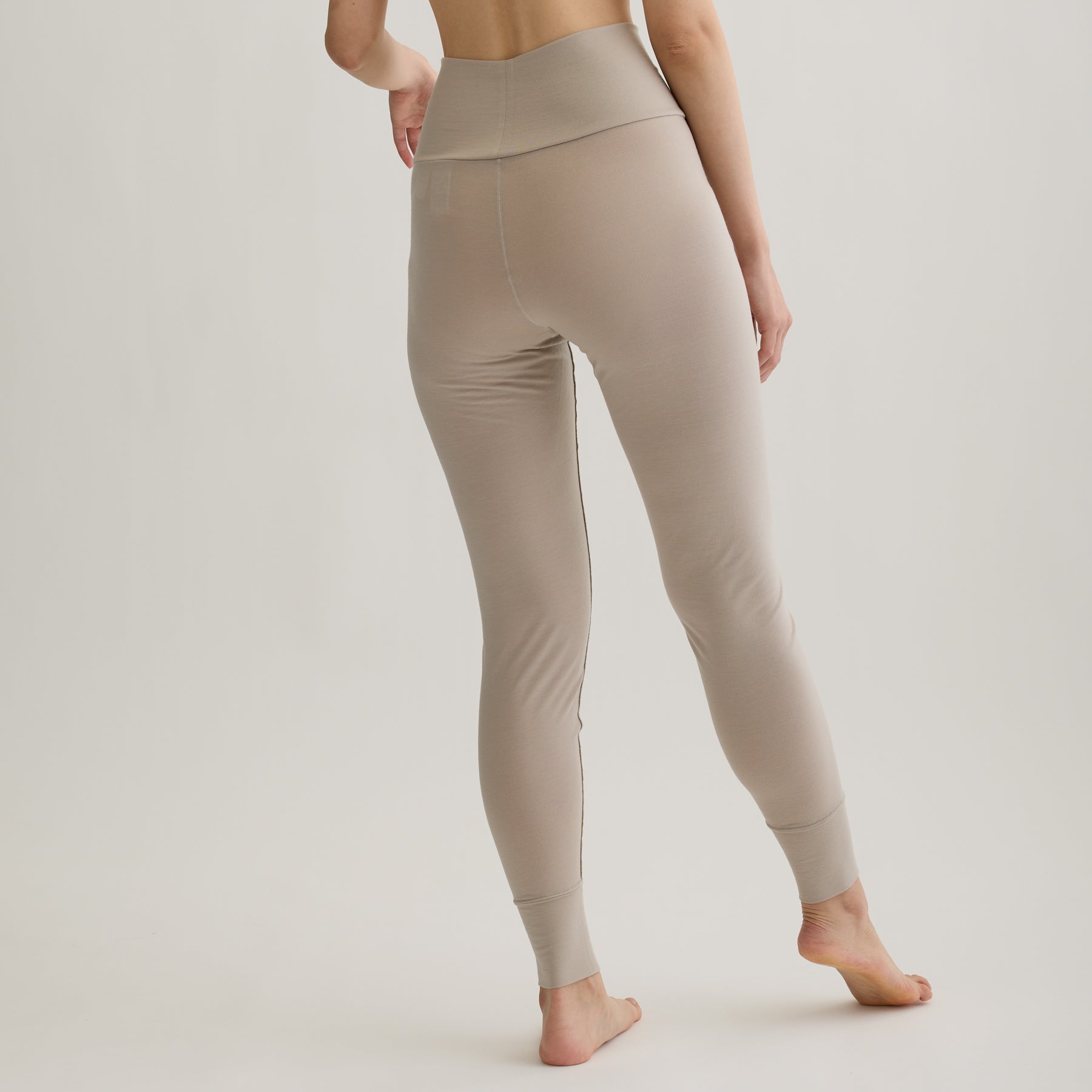 メリノウール100%天竺 レギンス, オイスターの着用イメージ（斜め後）