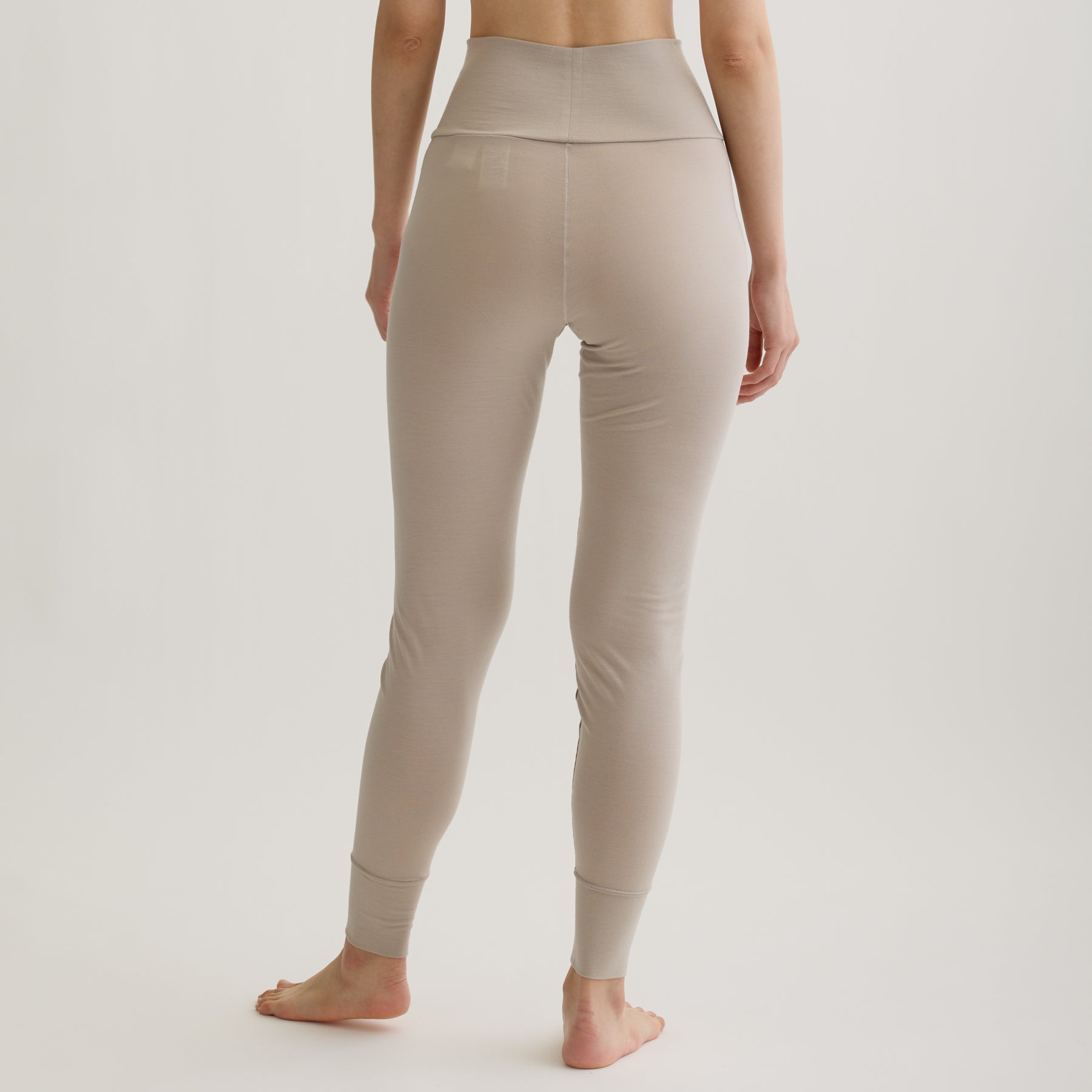 メリノウール100%天竺 レギンス, オイスターの着用イメージ（後）