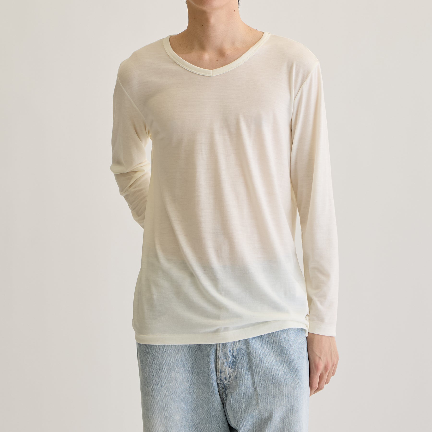 MEN'S メリノウール100%天竺 Vネック長袖Tシャツ, ホワイトのモデル着用画像（前）