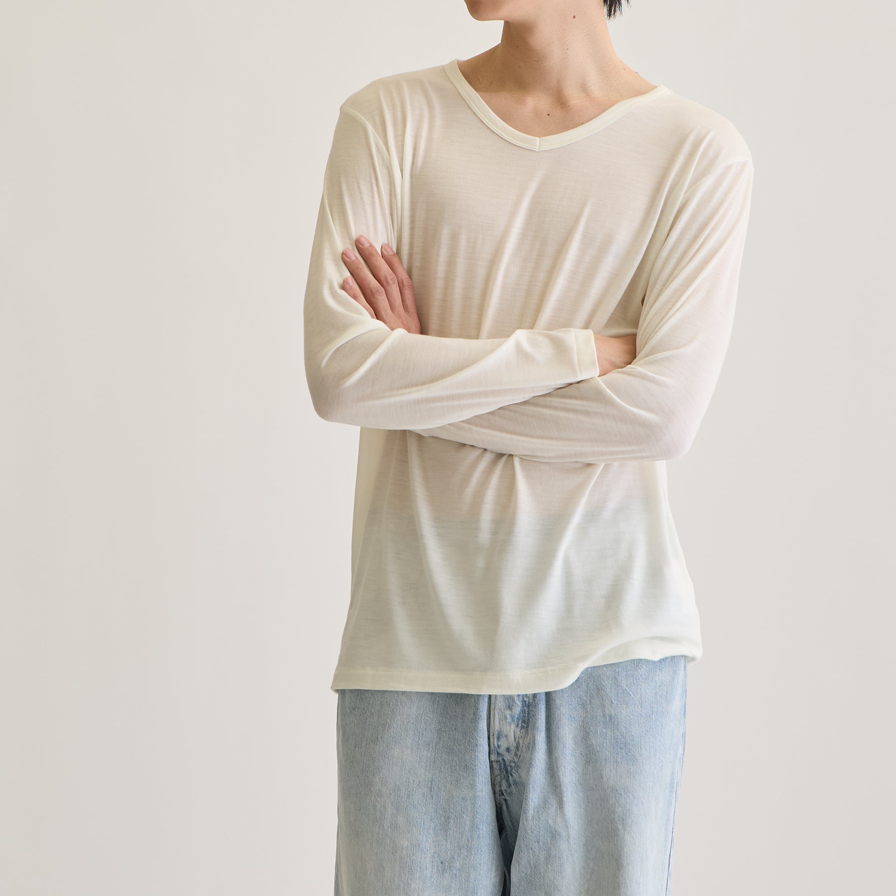 MEN'S メリノウール100%天竺 Vネック長袖Tシャツ, ホワイトのモデル着用画像（前）