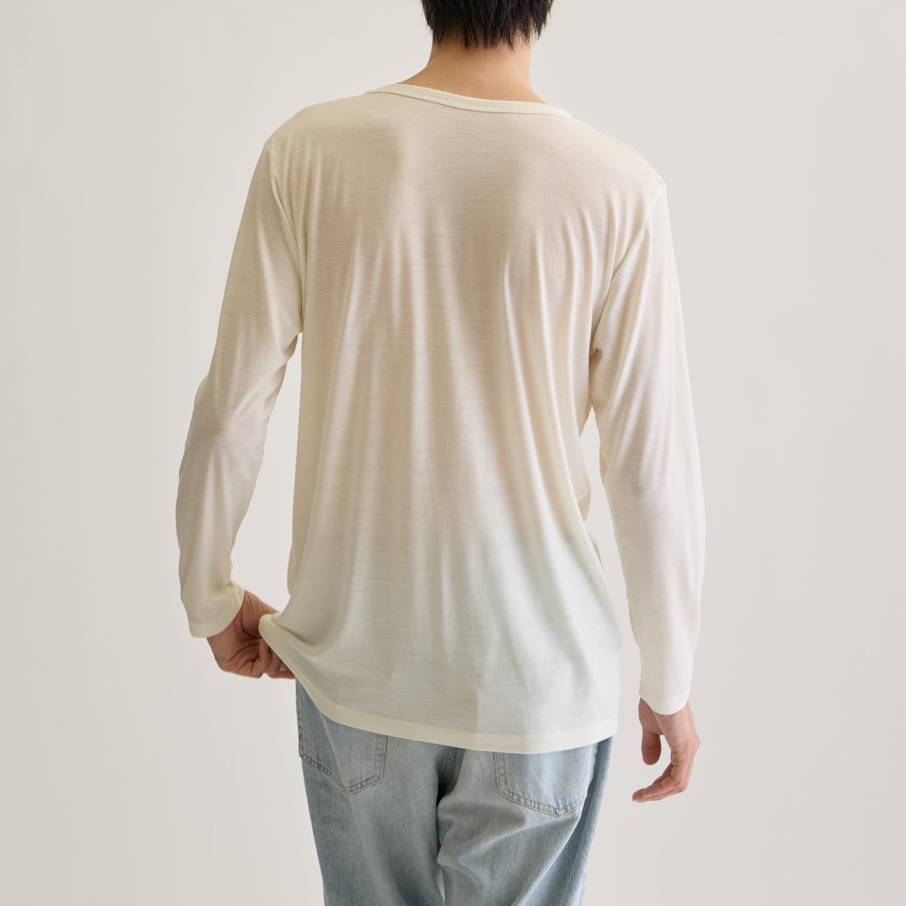 MEN'S メリノウール100%天竺 Vネック長袖Tシャツ, ホワイトのモデル着用画像（後）