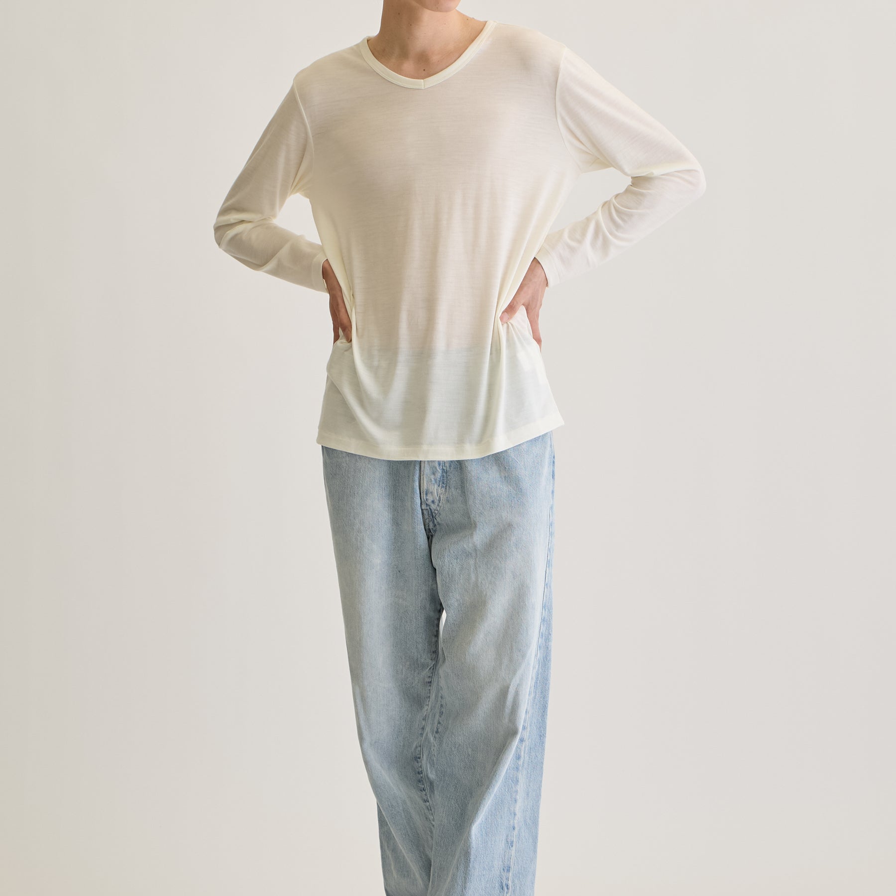 MEN'S メリノウール100%天竺 Vネック長袖Tシャツ, ホワイトのモデル着用画像（前）