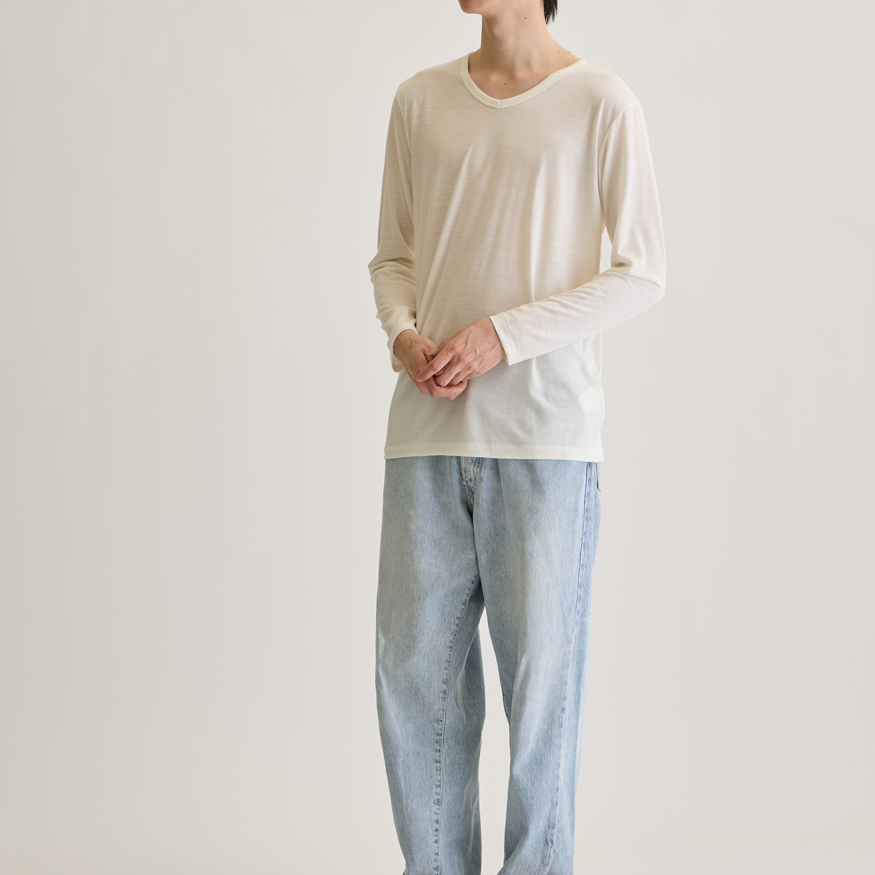 MEN'S メリノウール100%天竺 Vネック長袖Tシャツ, ホワイトのモデル着用画像（前）