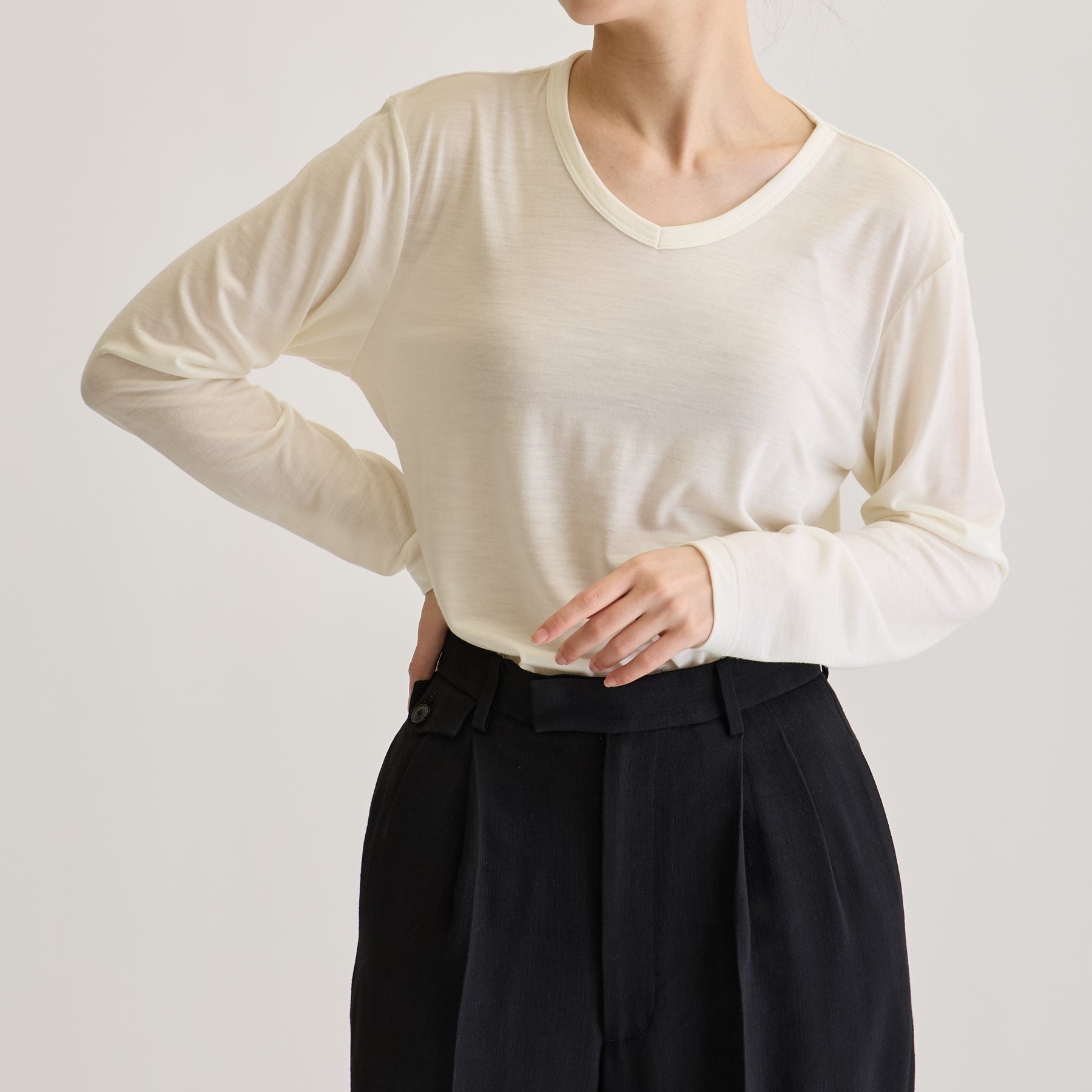 MEN'S メリノウール100%天竺 Vネック長袖Tシャツ, ホワイトのモデル着用画像（女性・前）