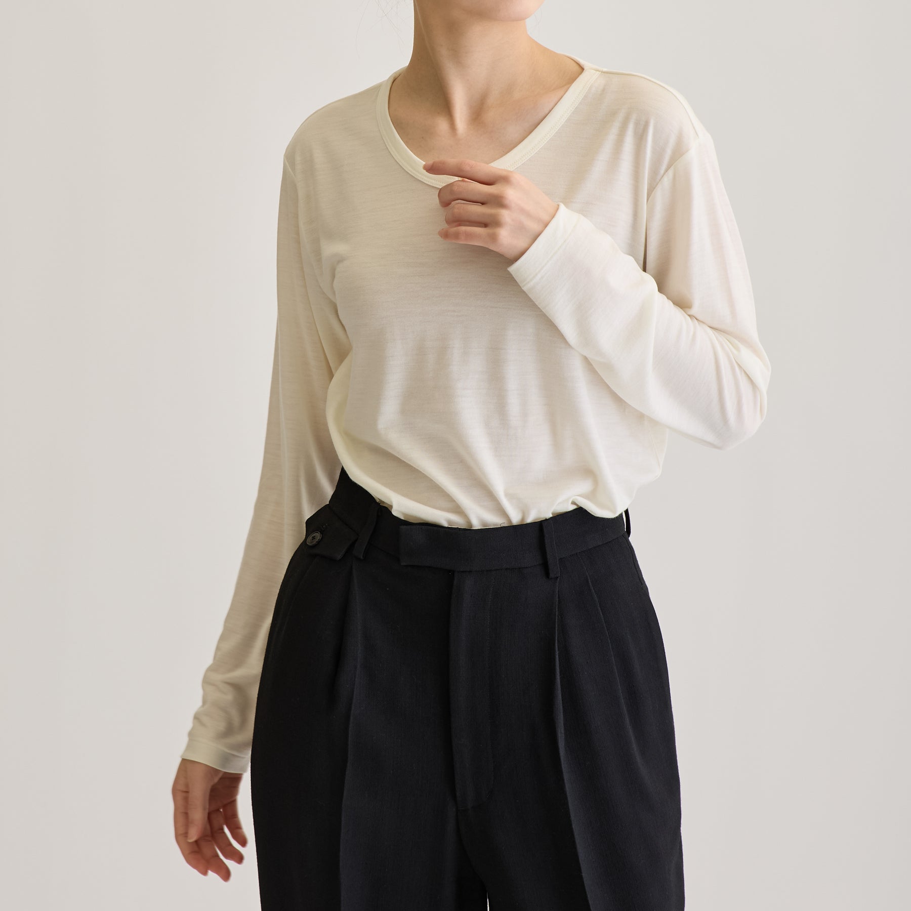 MEN'S メリノウール100%天竺 Vネック長袖Tシャツ, ホワイトのモデル着用画像（女性・前）