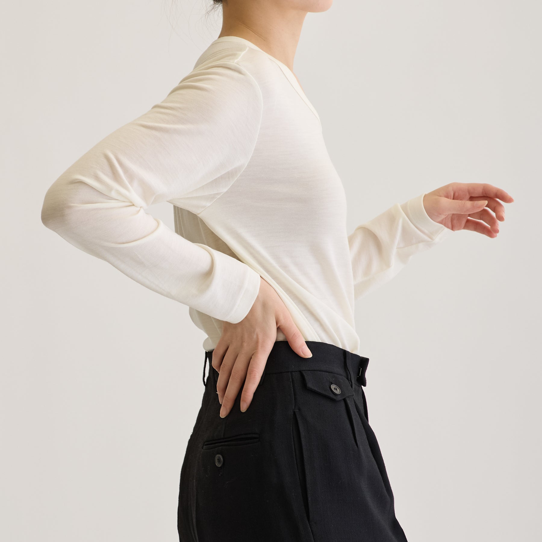 MEN'S メリノウール100%天竺 Vネック長袖Tシャツ, ホワイトのモデル着用画像（女性・横）