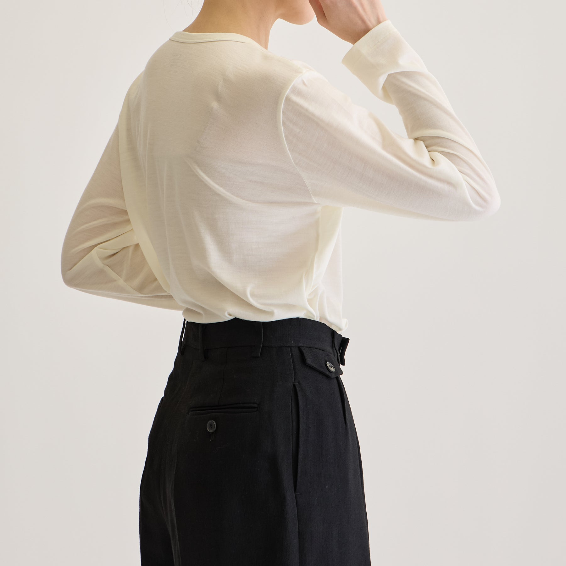 MEN'S メリノウール100%天竺 Vネック長袖Tシャツ, ホワイトのモデル着用画像（女性・斜め後）