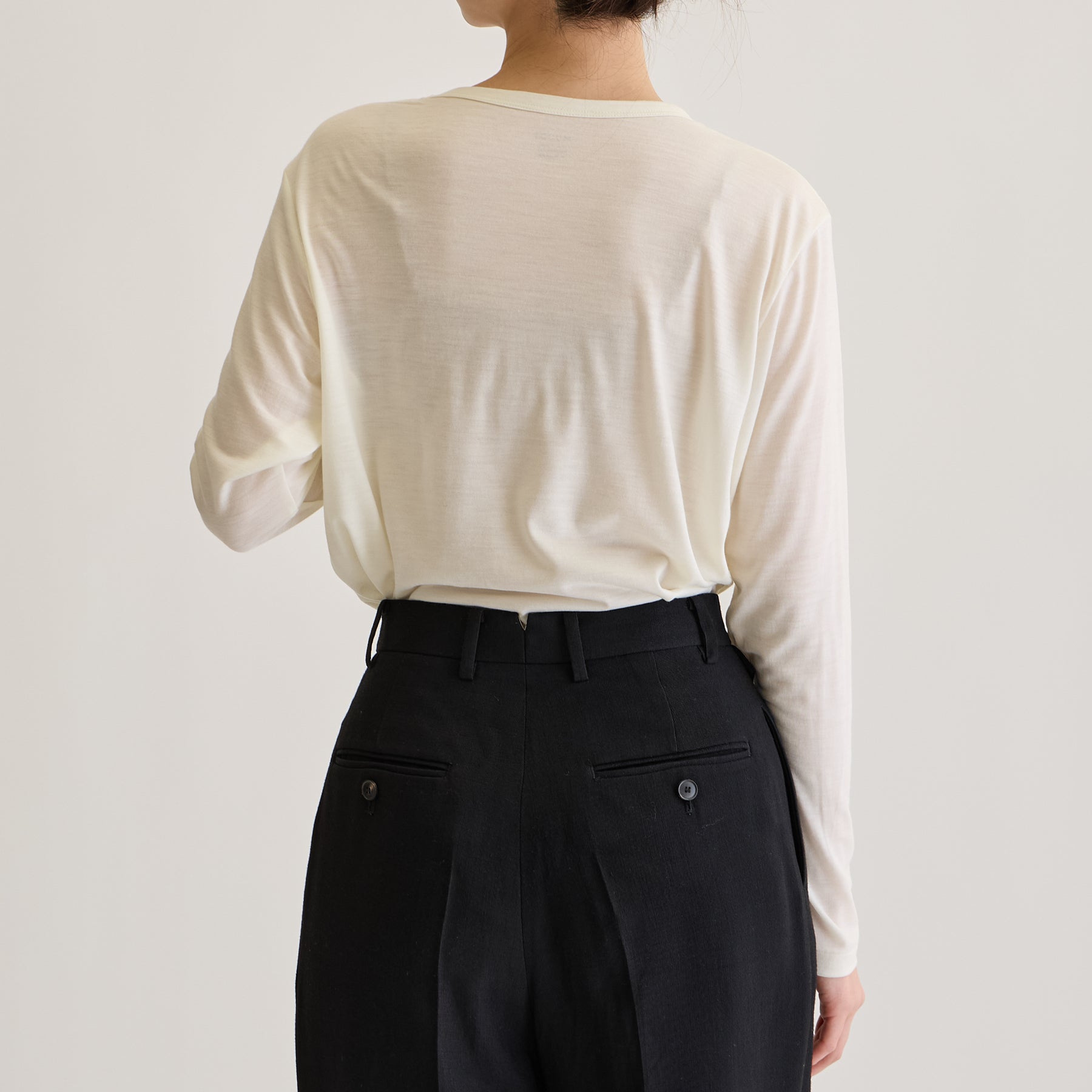 MEN'S メリノウール100%天竺 Vネック長袖Tシャツ, ホワイトのモデル着用画像（女性・後）