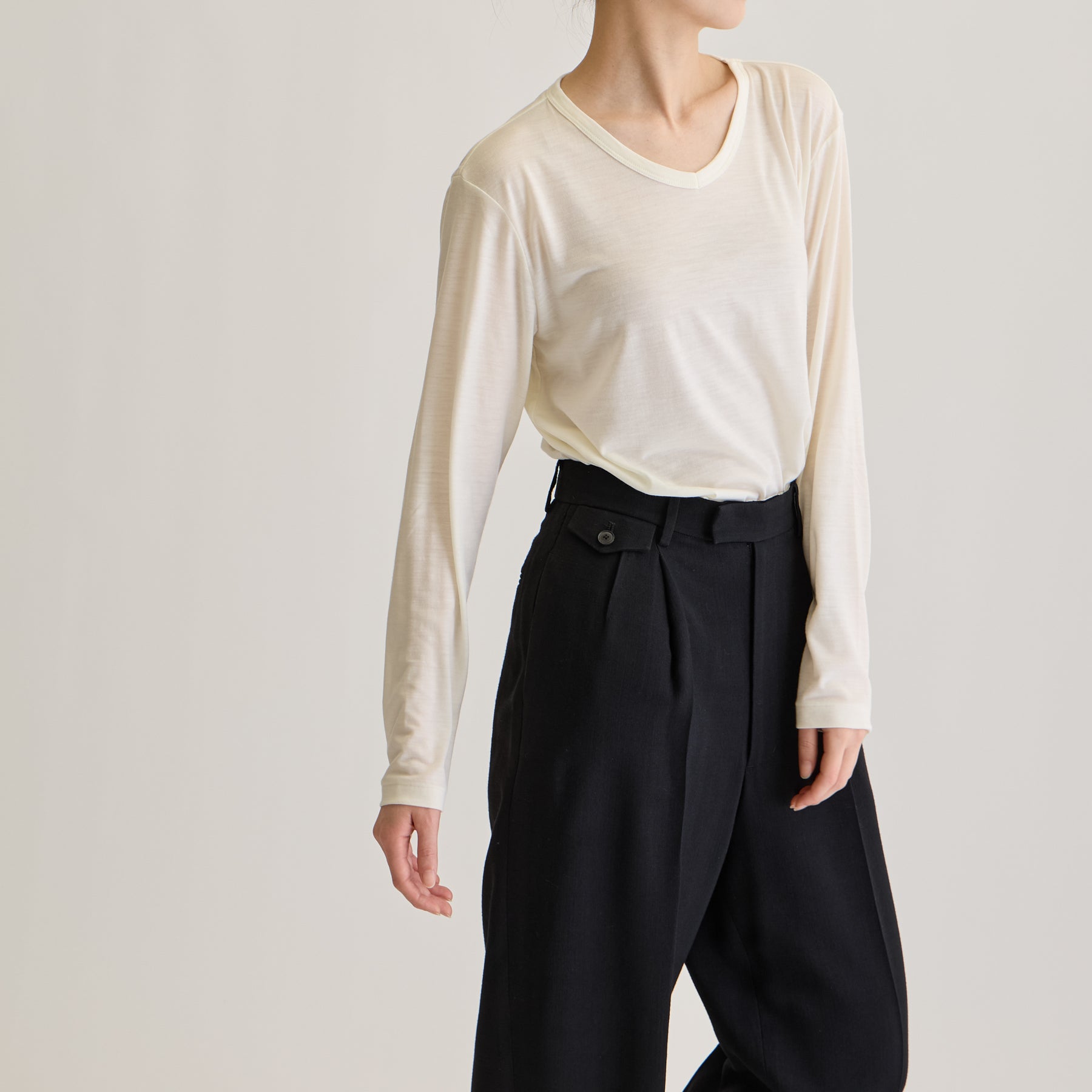 MEN'S メリノウール100%天竺 Vネック長袖Tシャツ, ホワイトのモデル着用画像（女性・斜め前）