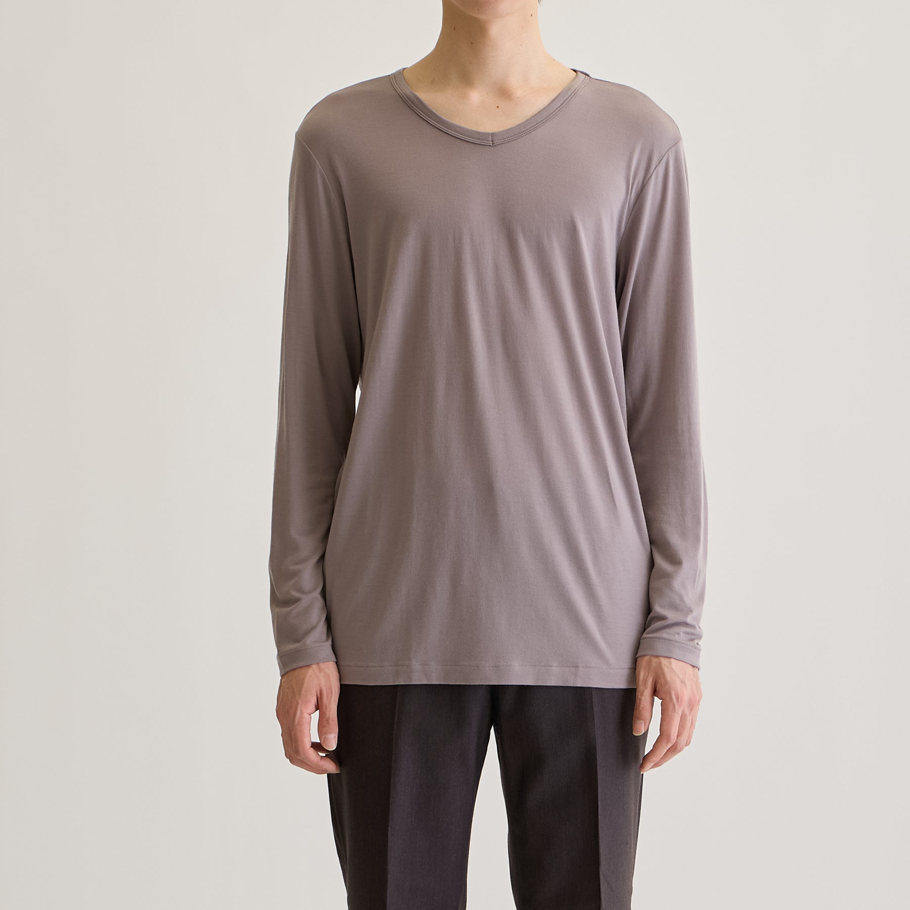 MEN'S メリノウール100%天竺 Vネック長袖Tシャツ, トープのモデル着用画像（前）