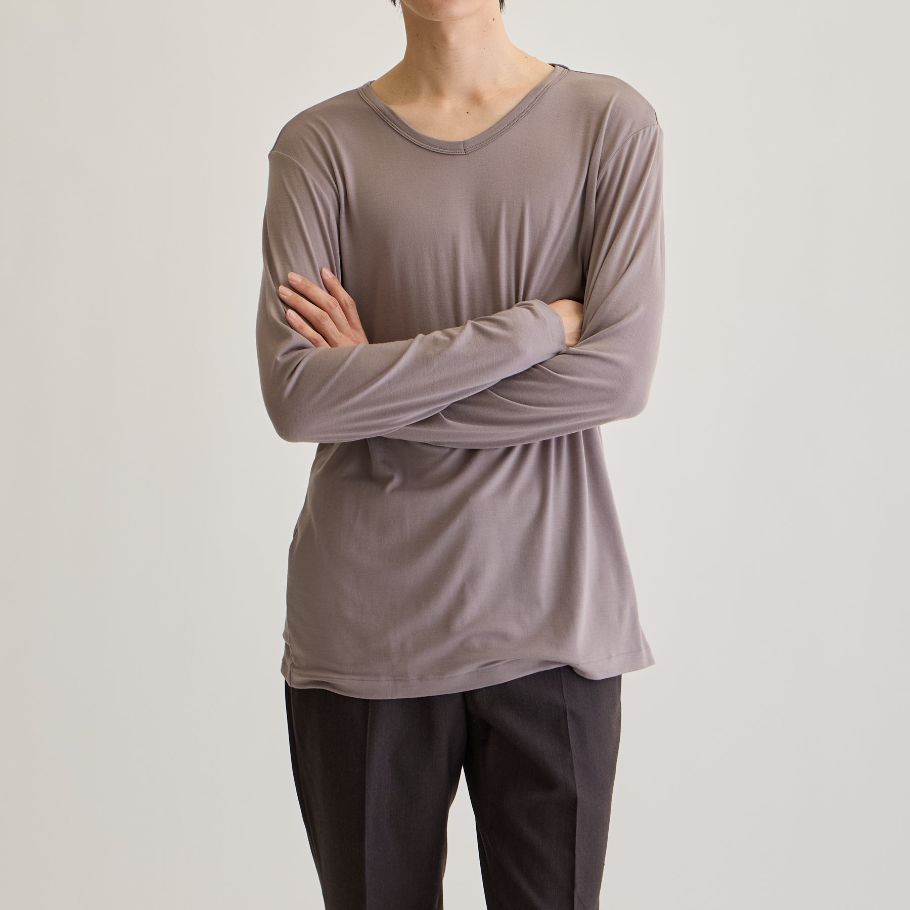 MEN'S メリノウール100%天竺 Vネック長袖Tシャツ, トープのモデル着用画像（前）