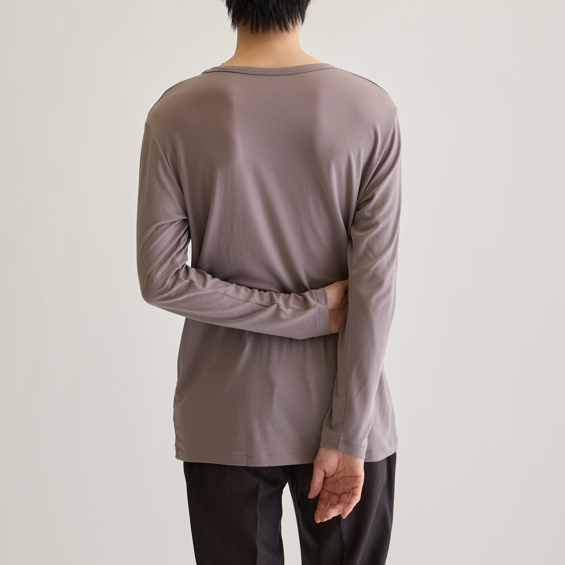 MEN'S メリノウール100%天竺 Vネック長袖Tシャツ, トープのモデル着用画像（後）