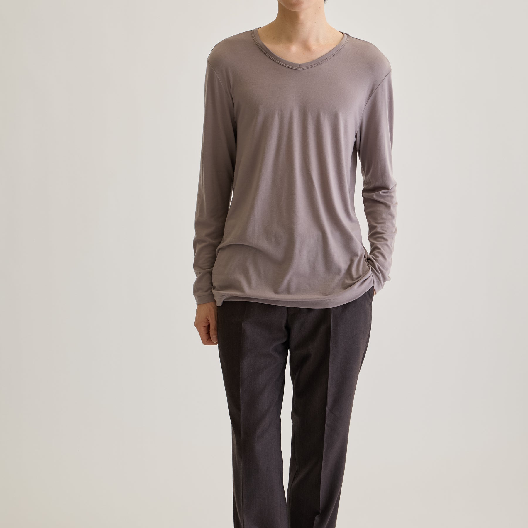 MEN'S メリノウール100%天竺 Vネック長袖Tシャツ, トープのモデル着用画像（前）