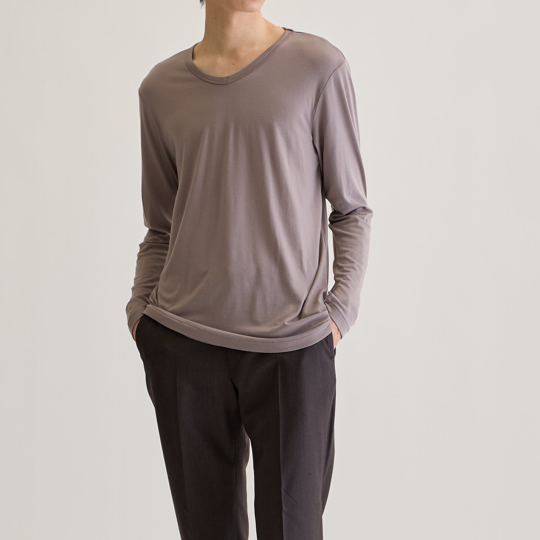 MEN'S メリノウール100%天竺 Vネック長袖Tシャツ, トープのモデル着用画像（前）