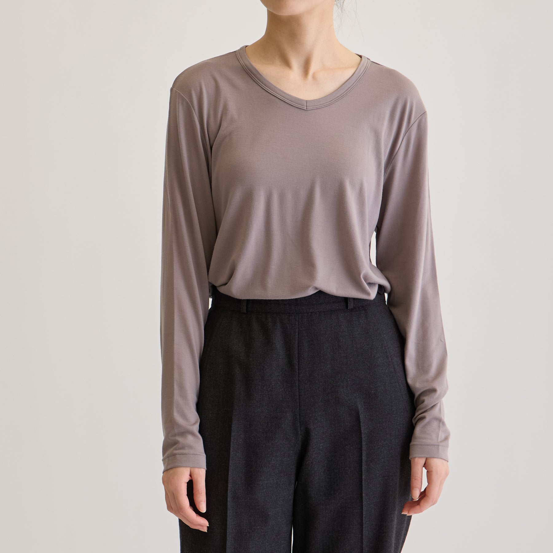 MEN'S メリノウール100%天竺 Vネック長袖Tシャツ, トープのモデル着用画像（女性・前）