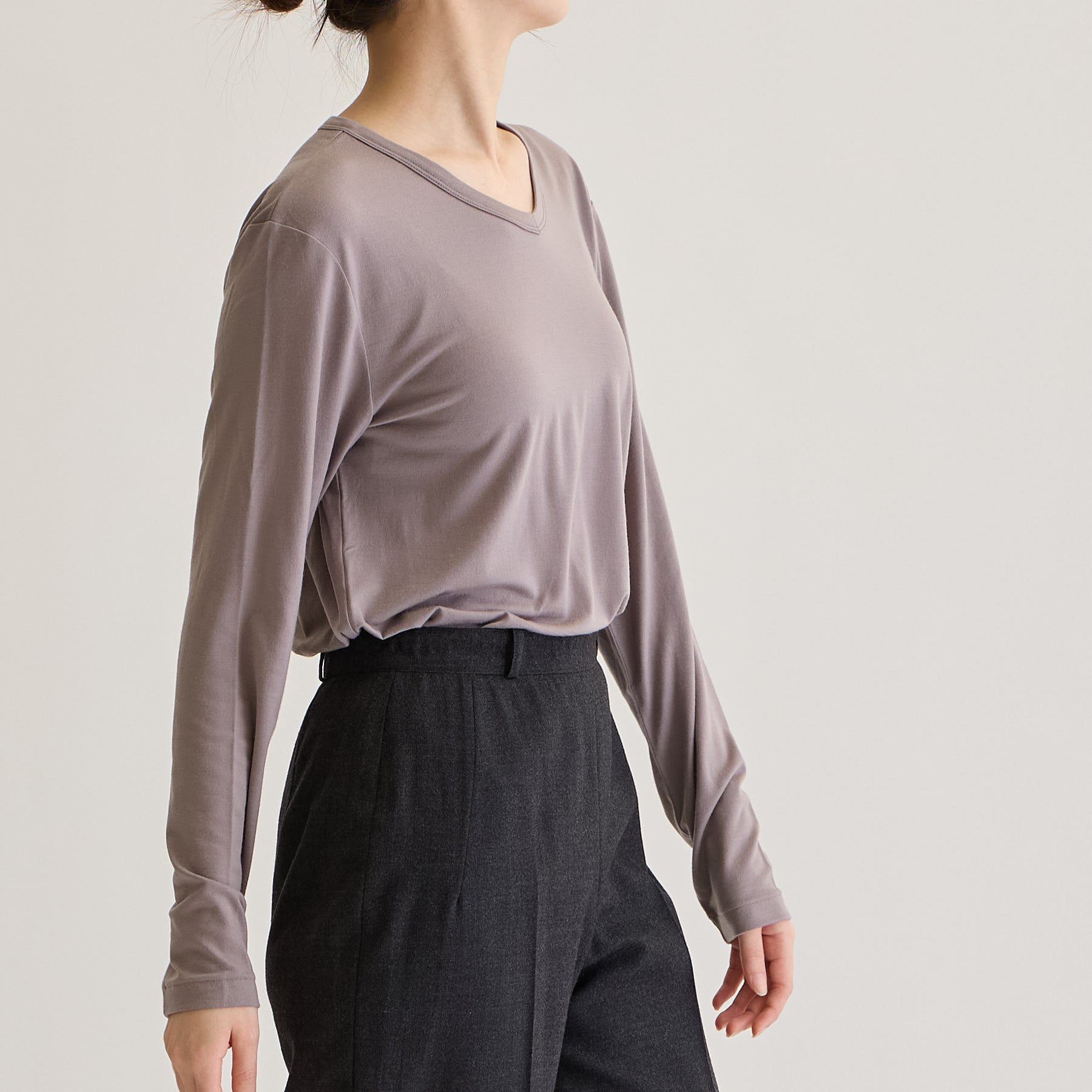 MEN'S メリノウール100%天竺 Vネック長袖Tシャツ, トープのモデル着用画像（女性・横）