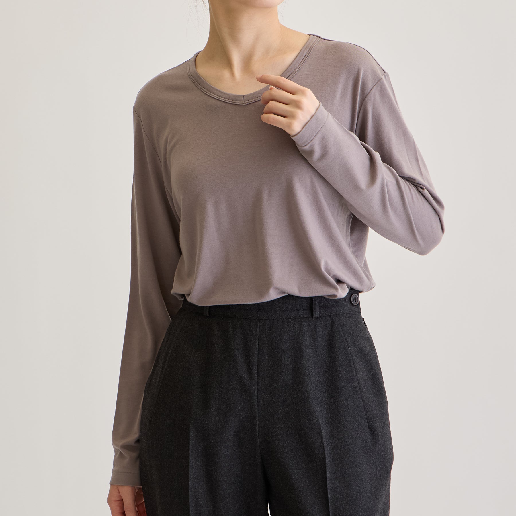 MEN'S メリノウール100%天竺 Vネック長袖Tシャツ, トープのモデル着用画像（女性・前）