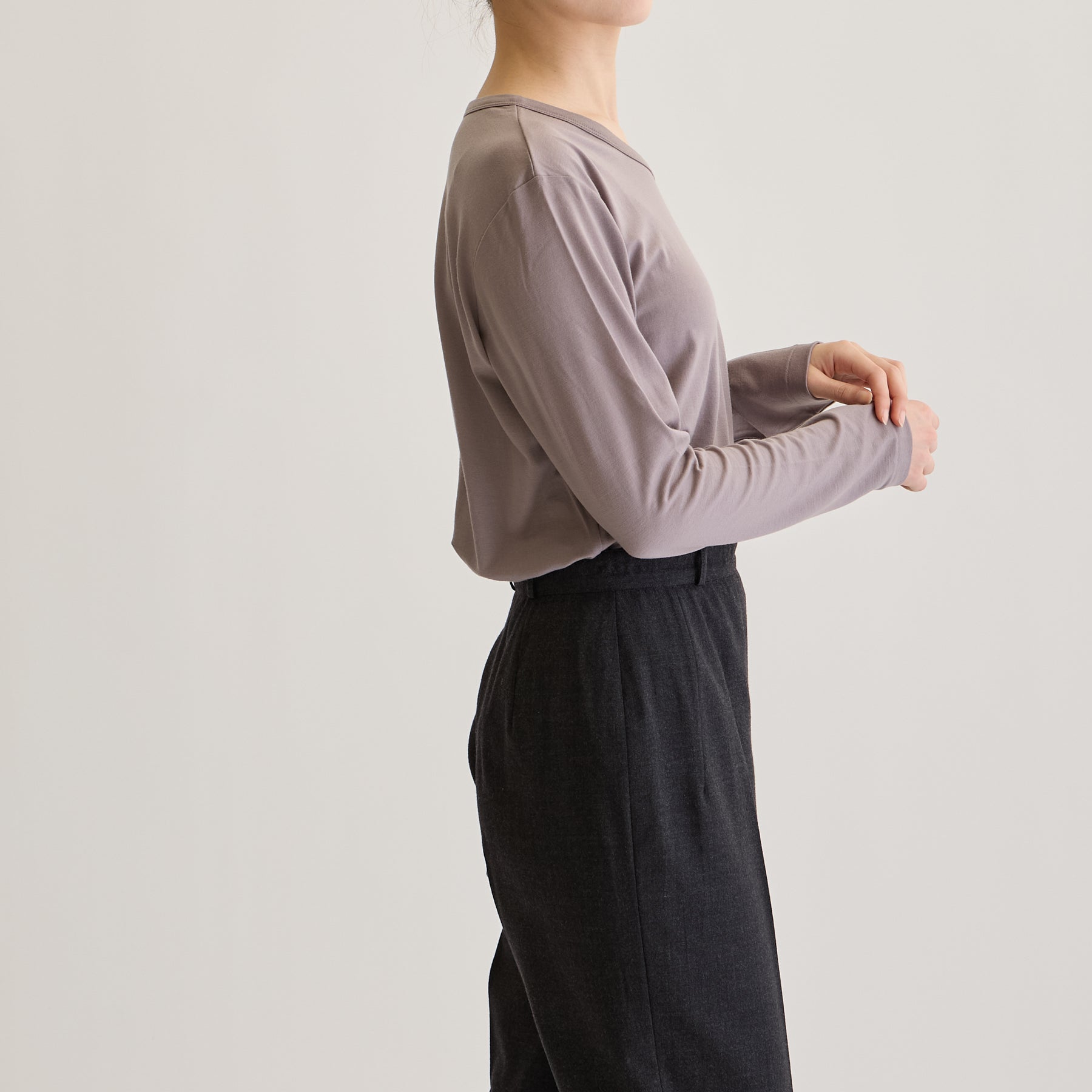 MEN'S メリノウール100%天竺 Vネック長袖Tシャツ, トープのモデル着用画像（女性・横）