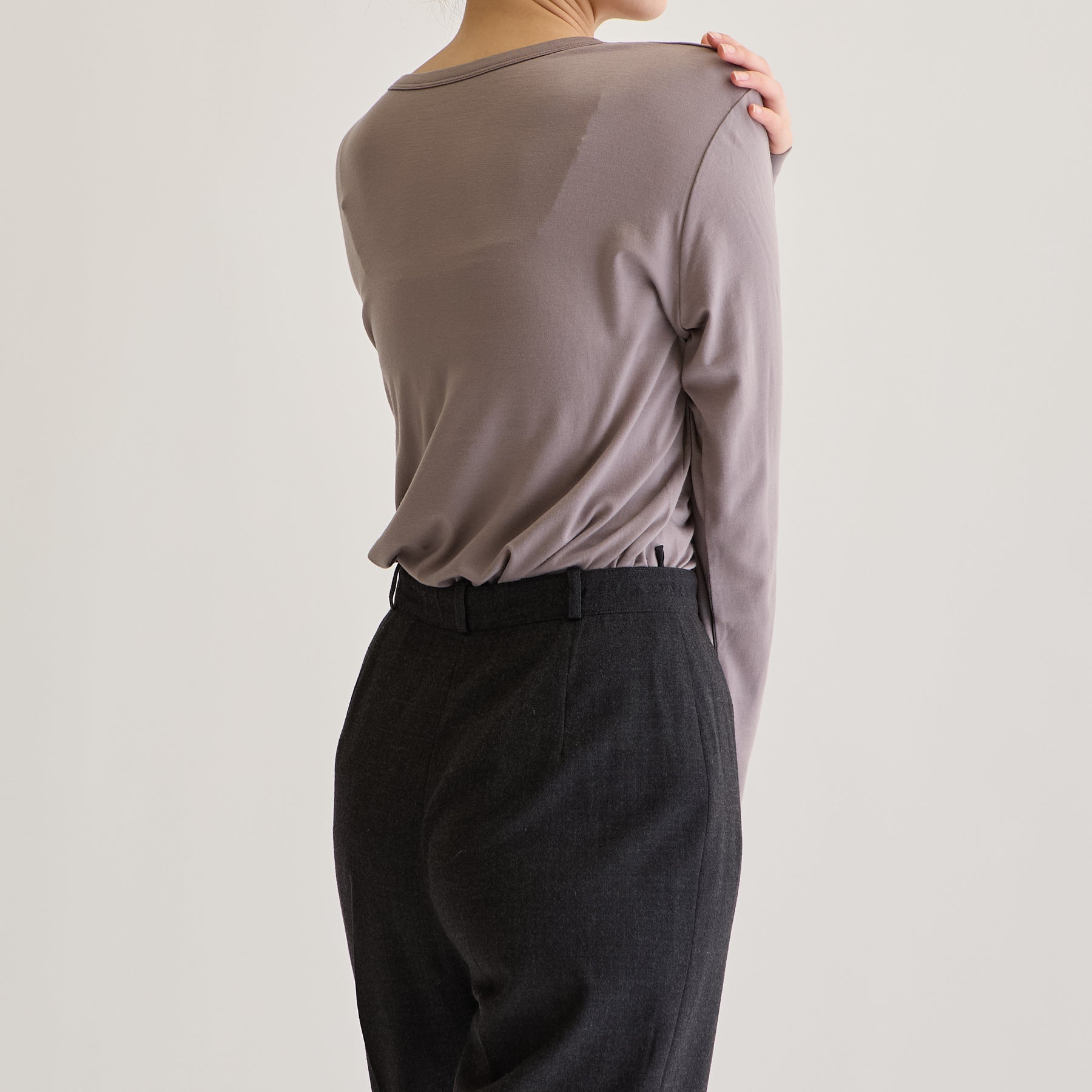 MEN'S メリノウール100%天竺 Vネック長袖Tシャツ, トープのモデル着用画像（女性・斜め後）