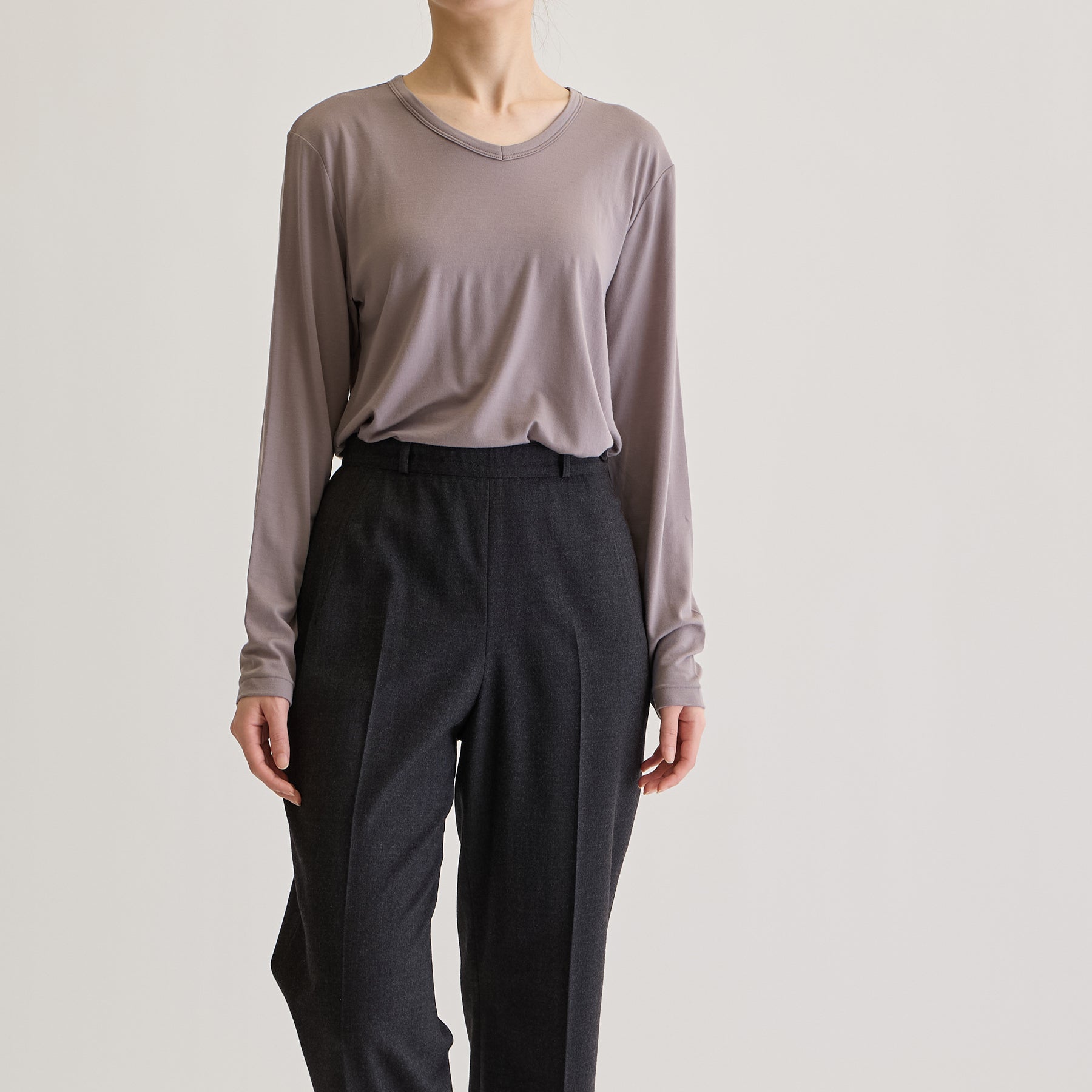 MEN'S メリノウール100%天竺 Vネック長袖Tシャツ, トープのモデル着用画像（女性・前）
