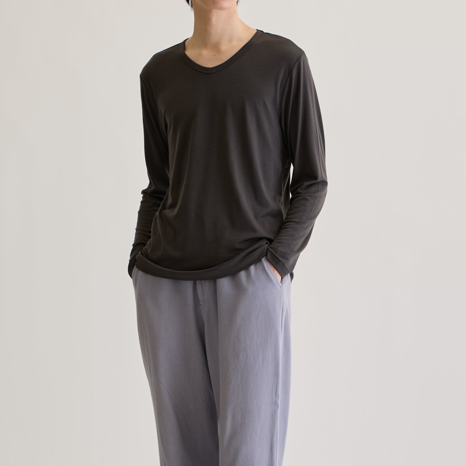MEN'S メリノウール100%天竺 Vネック長袖Tシャツ, チャコールのモデル着用画像（斜め前）